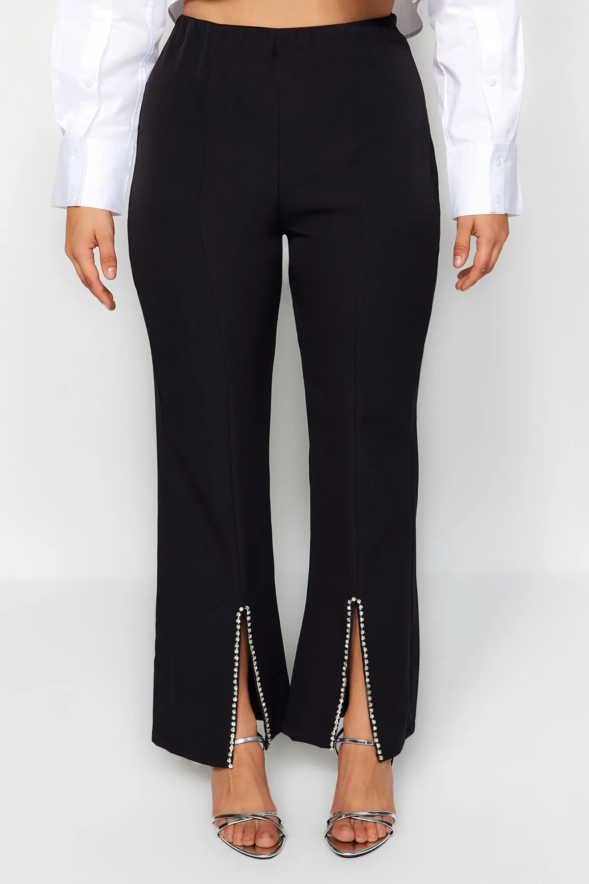 Trendyol Curve  Schwarze, mit Steinen verzierte Finike-Webhose TBBSS23AR00037
