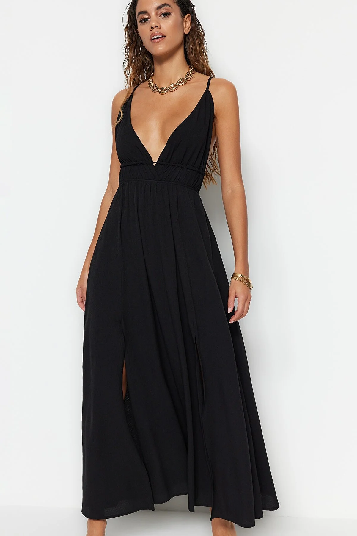 Trendyol Collection  Schwarzes, gerafftes Maxi-Strandkleid aus Webstoff TBESS23EL00063