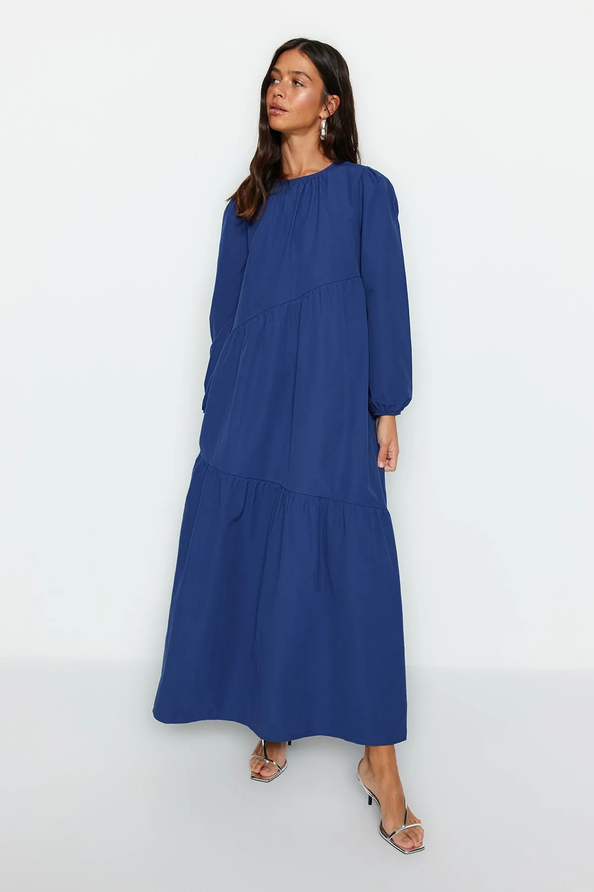 Trendyol Modest  Saks Gather Detailliertes, weit geschnittenes Baumwoll-Webkleid TCTSS21EL3470