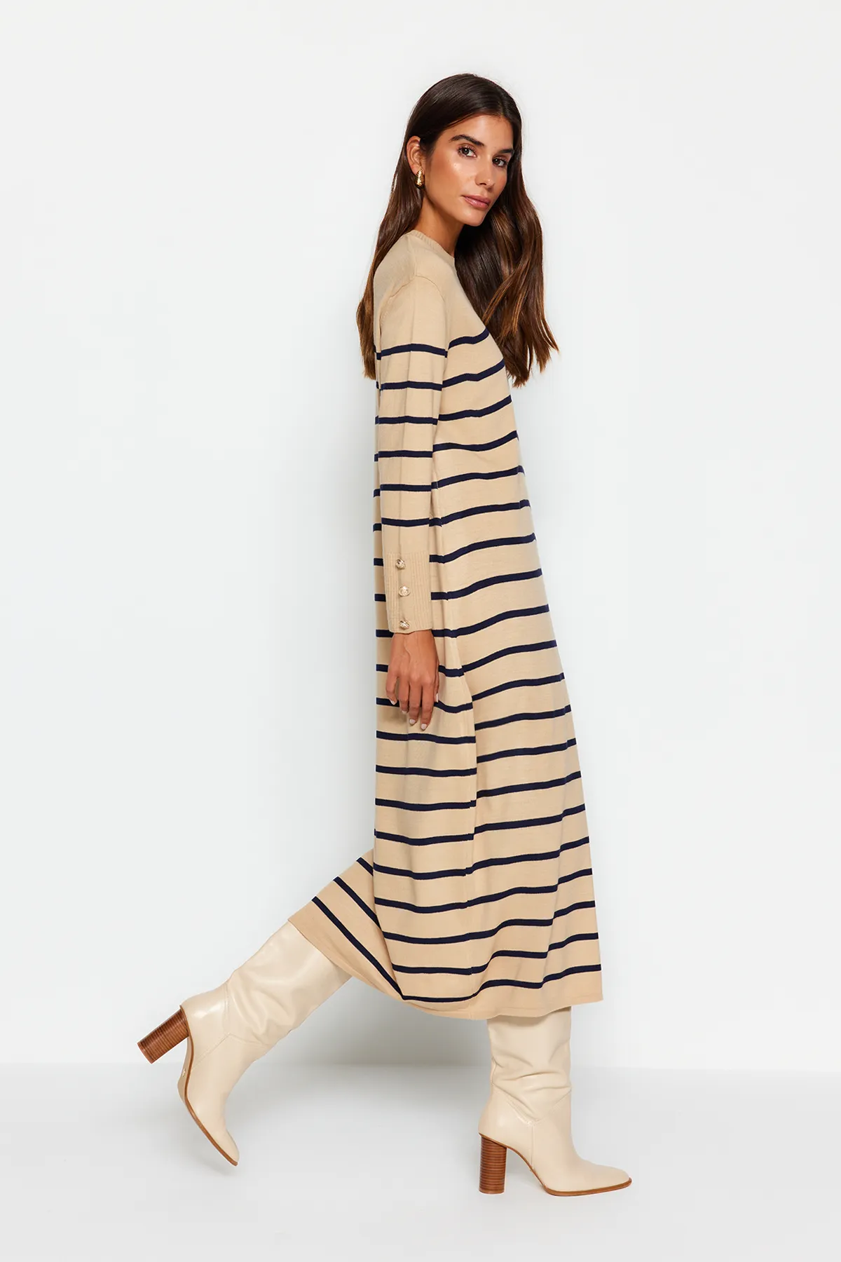Trendyol Modest  Gestreiftes Strickkleid mit steinfarbenen Ärmeln und Knopfleiste TCTAW24EB00002