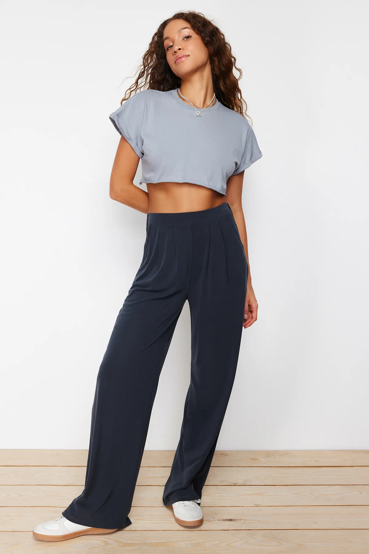 Trendyol Collection  Anthrazitfarbene Premium-Modalhose mit weicher Textur und weitem Beinausschnitt TWOSS24PL00071