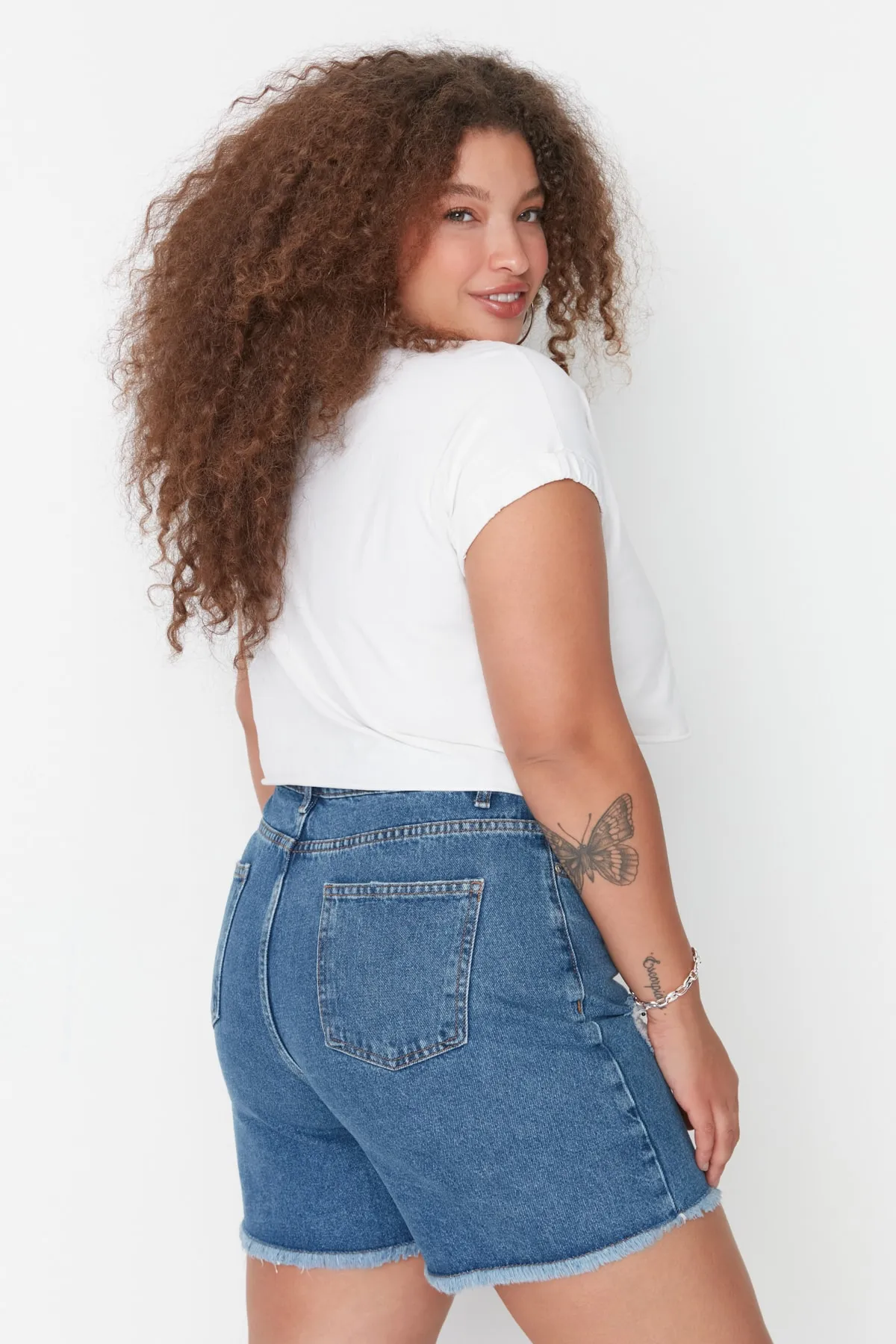 Trendyol Curve  Dunkelblaue Jeansshorts im Destroyed-Stil mit hoher Taille und Bermuda TBBSS22SR0165