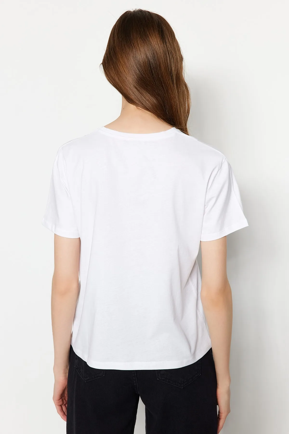 Trendyol Collection  Weißes, bequem geschnittenes Basic-Strick-T-Shirt mit Rundhalsausschnitt aus 100 % Baumwolle mit Slogan-Aufdruck TWOSS20TS0207