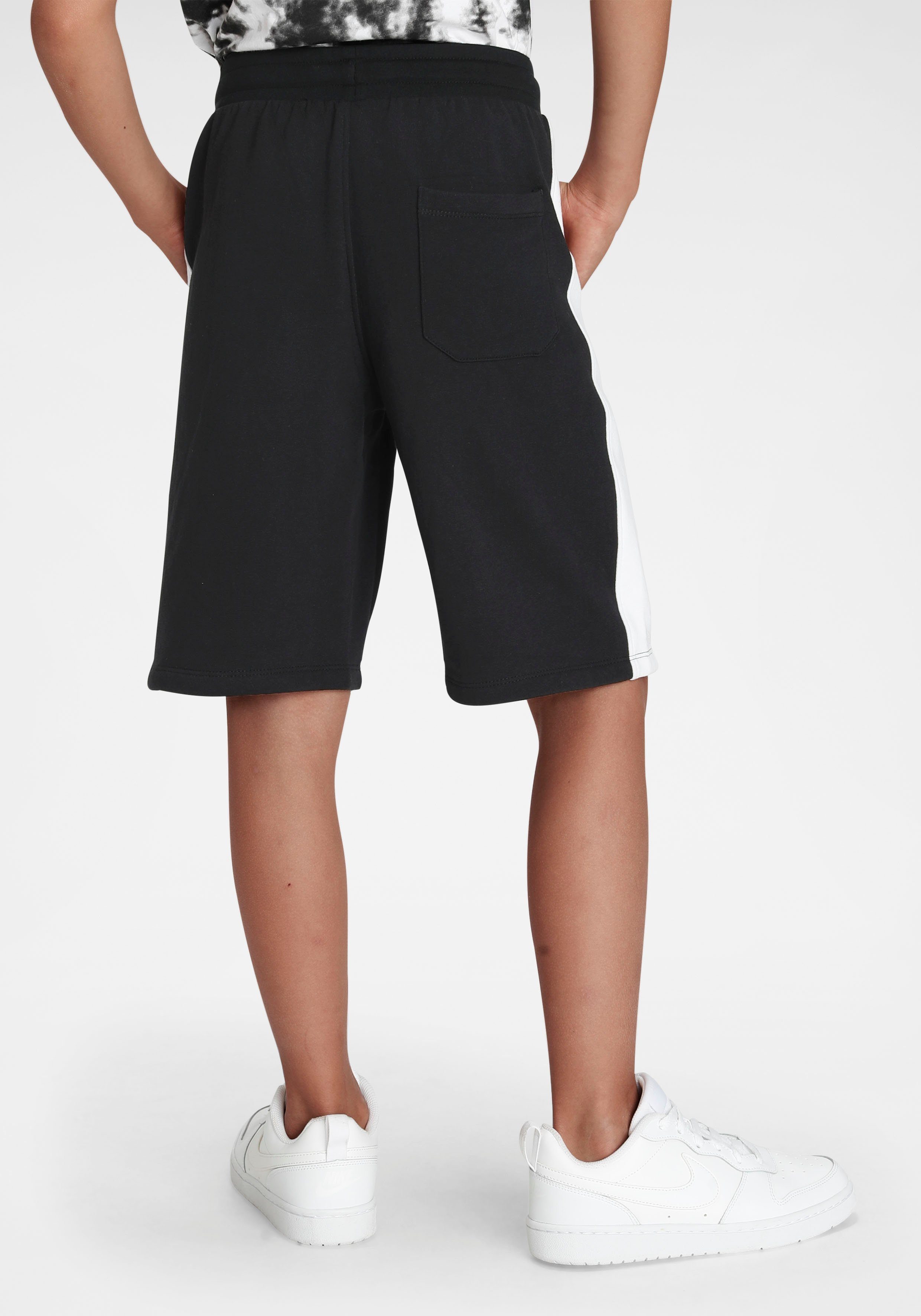 Bench. Sweatbermudas mit farbigen Kontrasten