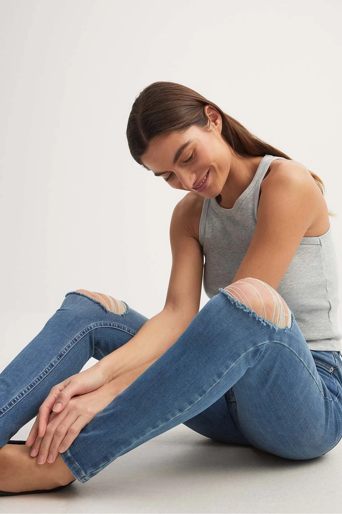 NA-KD  Skinny Jeans mit Destroyed-Effekt und hoher Taille aus Bio-Baumwolle