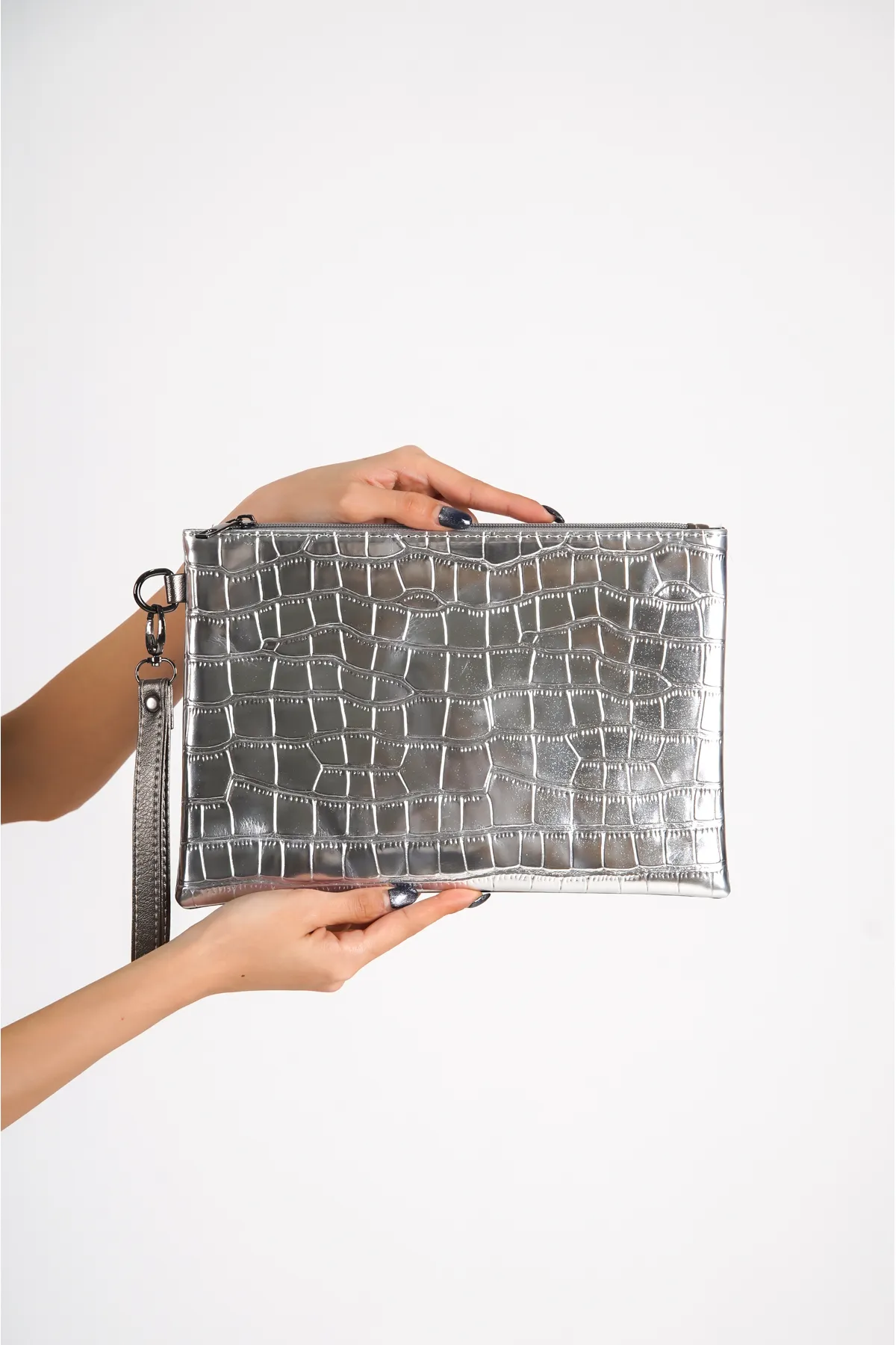 Capone Outfitters  Capone Damen-Clutch aus Lackleder mit Krokodilmuster „Paris 221 Silber“.
