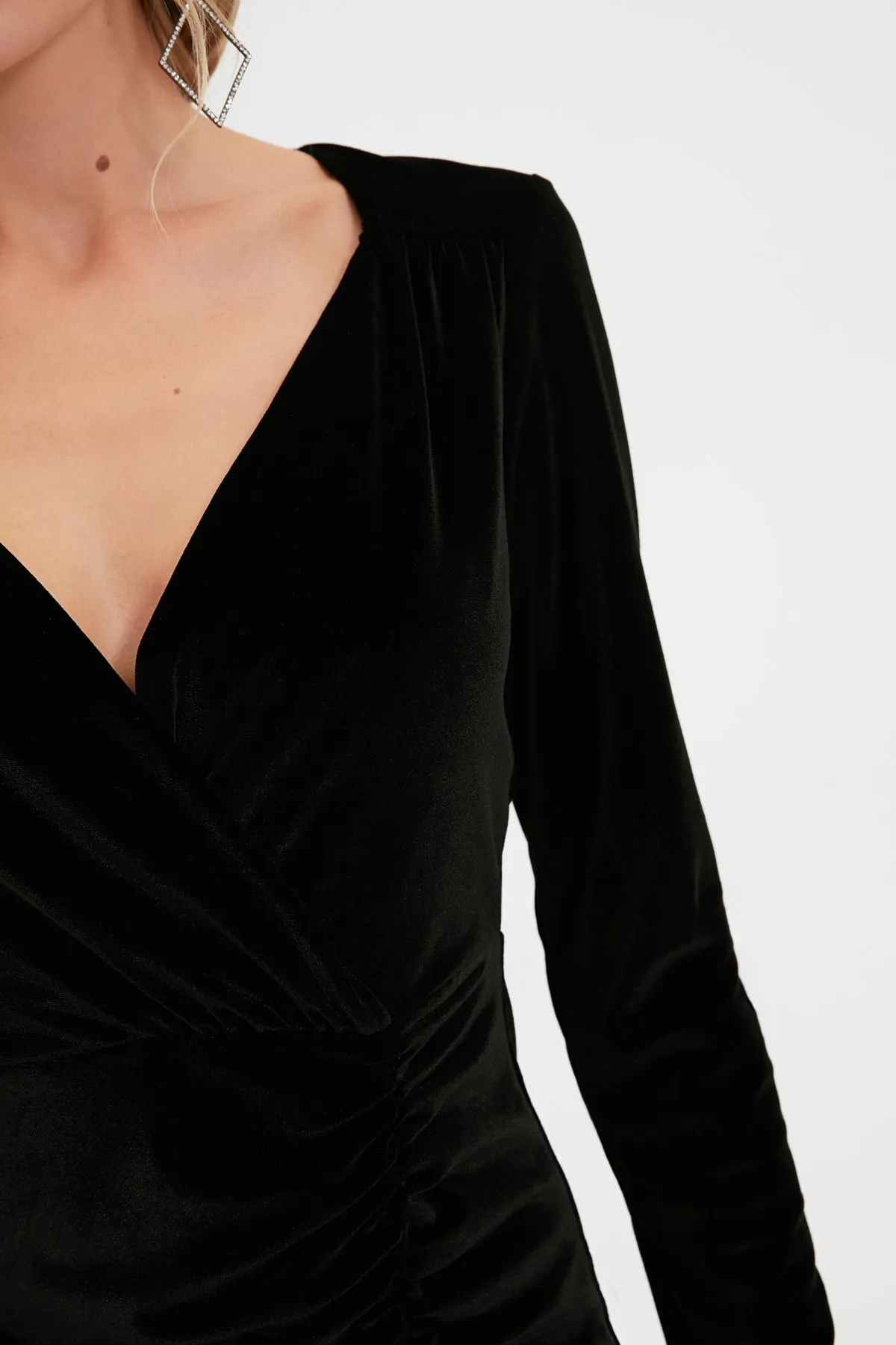 Trendyol Collection  Schwarzes, drapiertes, detailliertes, elegantes Abendkleid aus Samt TPRAW20EL0543