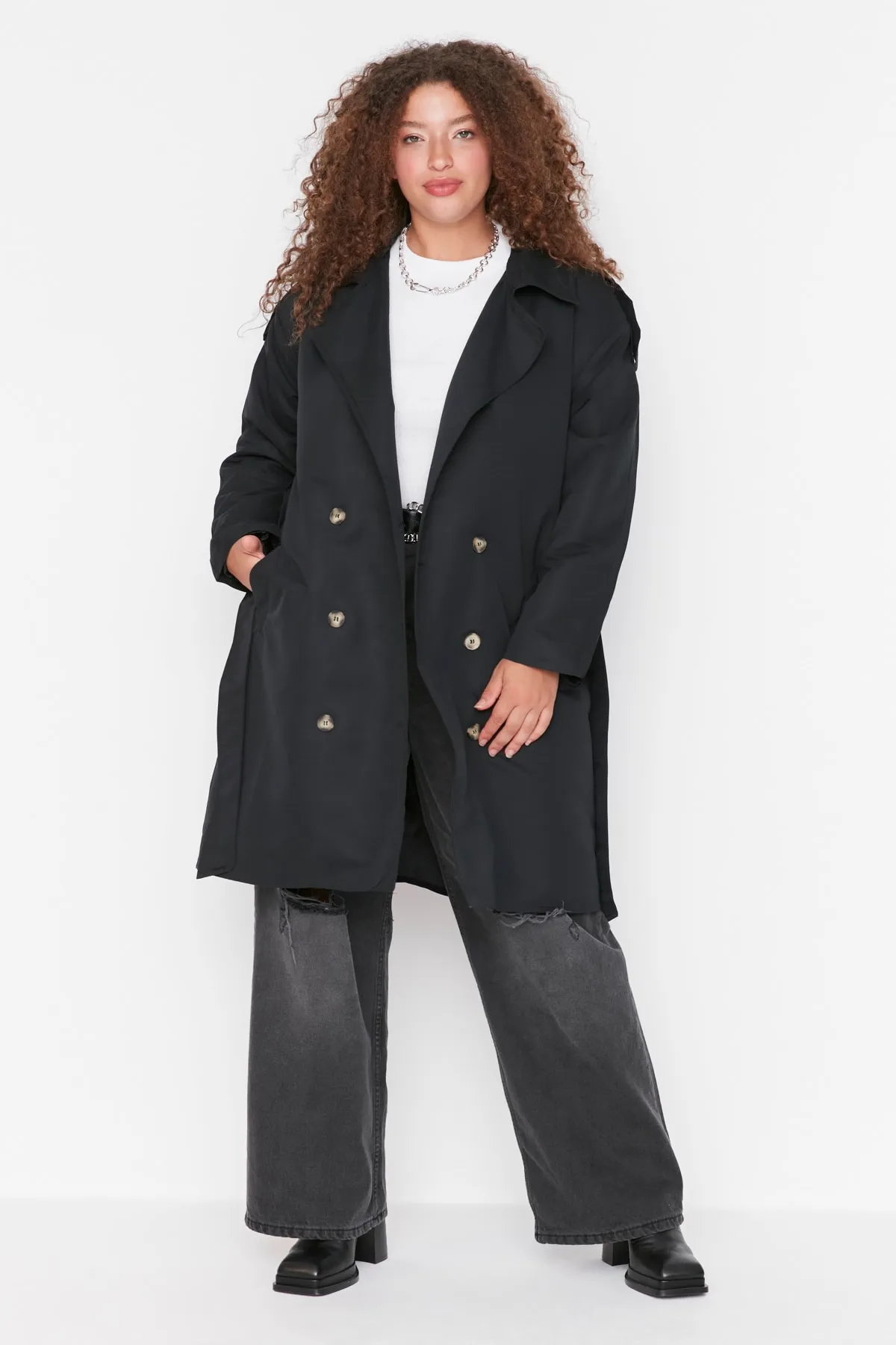 Trendyol Curve  Schwarzer Trenchcoat mit Schulterklappen und detailliertem Jackenkragen und Gürtel und weitem Schnitt TBBAW23BM00001