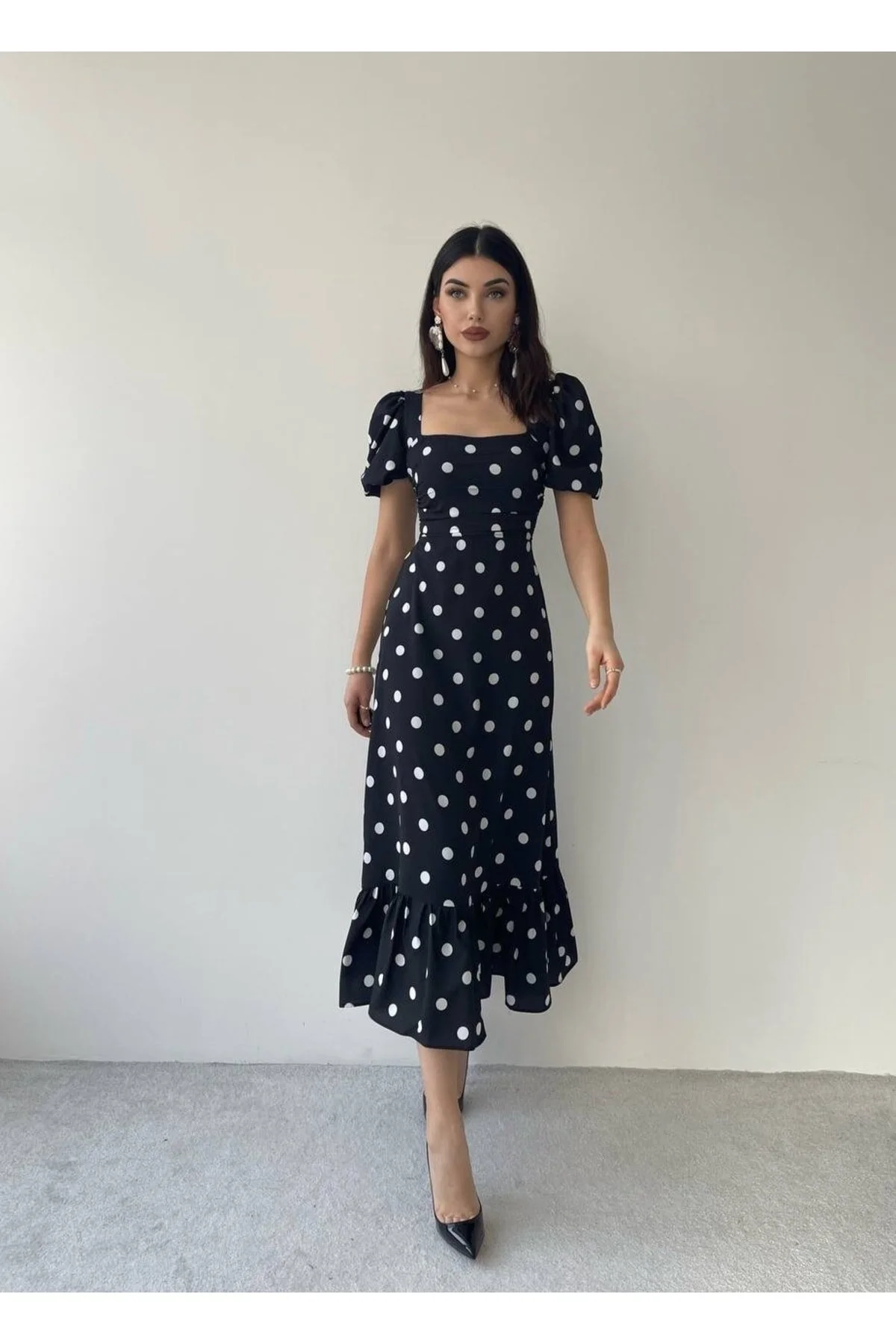 SONREİR  Langes, gepunktetes Kleid mit Ballonärmeln und quadratischem Ausschnitt