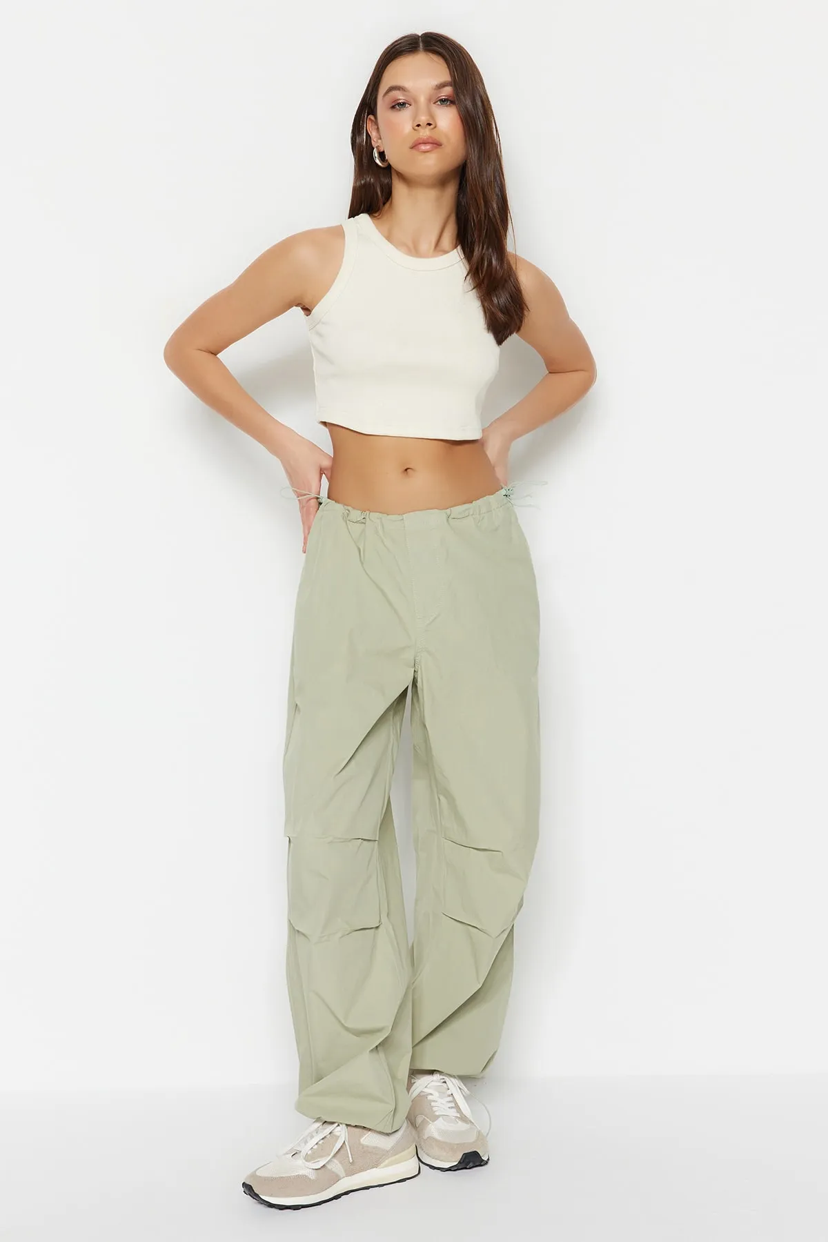 Trendyol Collection  Mint Stopped Fallschirmhose mit normaler Taille TWOAW23JE00738