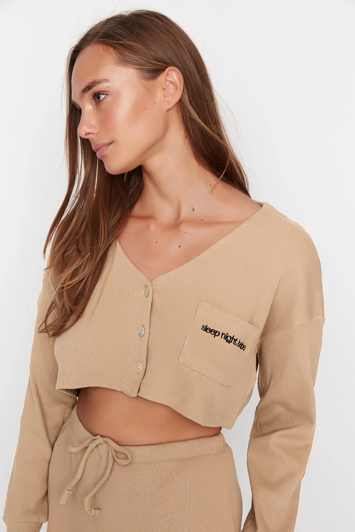Trendyol Collection  Beige gestricktes Pyjama-Set mit Strickjacke und Shorts aus Cord-Baumwolle mit Stickerei THMAW22PT0229