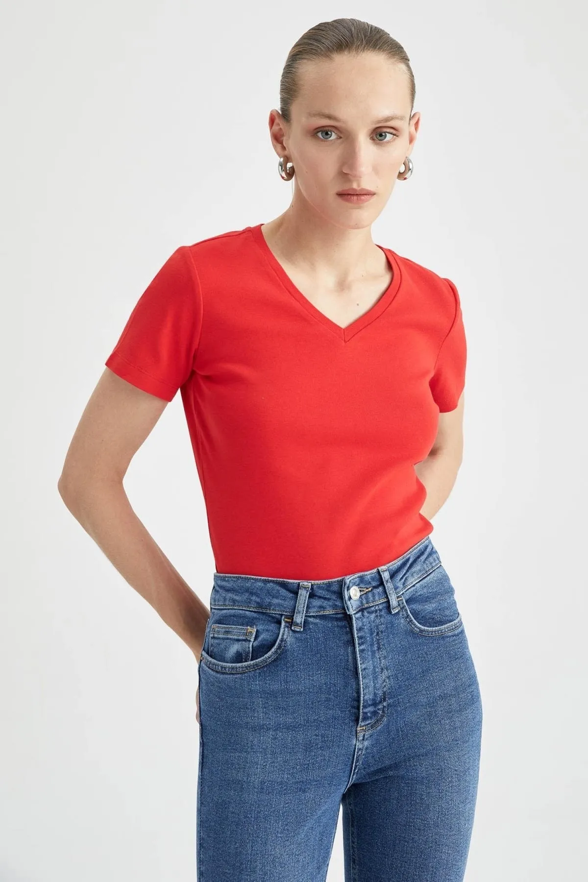 DeFacto  Slim Fit T-Shirt mit V-Ausschnitt und kurzen Ärmeln, 100 % Baumwolle, I1080az23sm