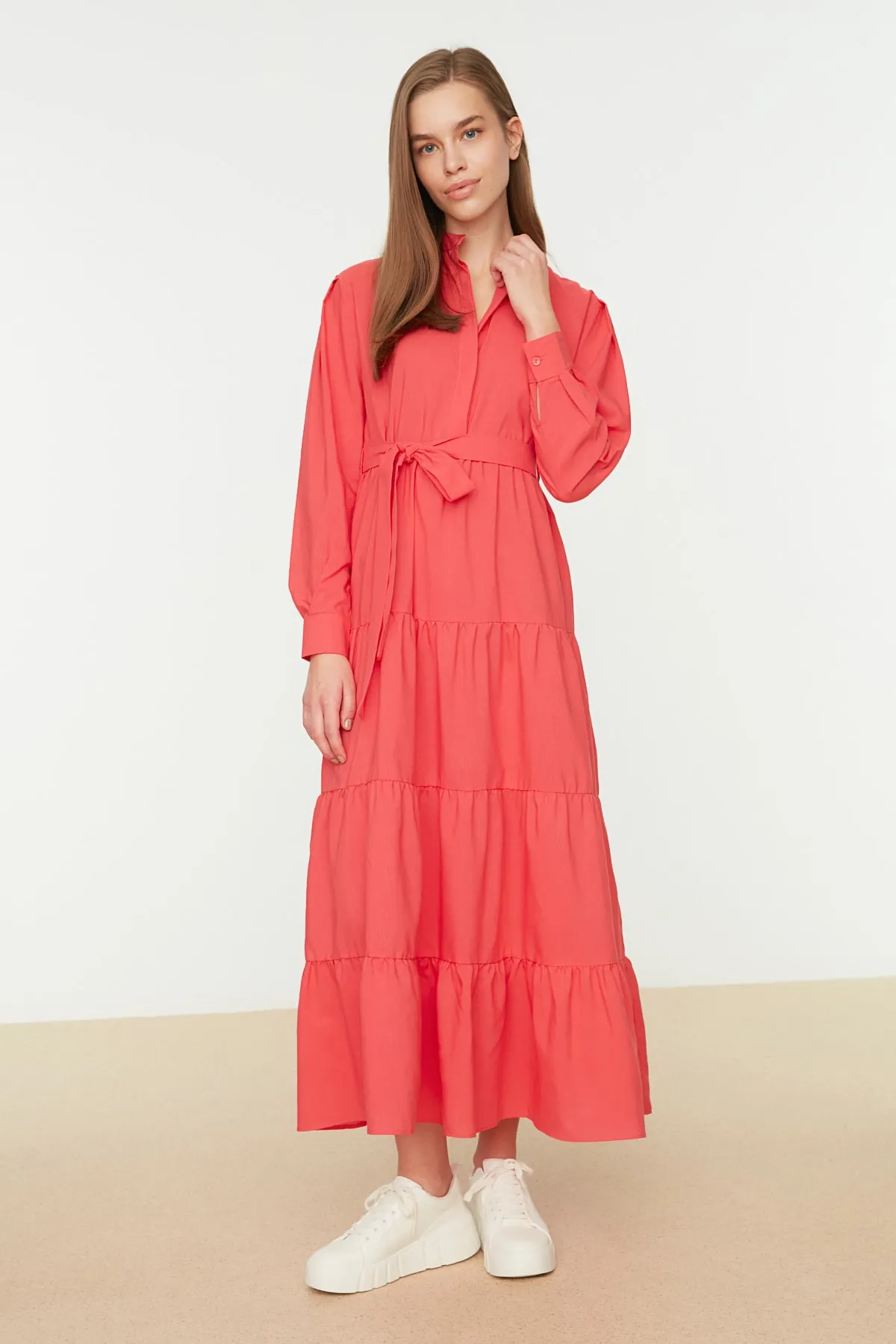 Trendyol Modest  Korallenrotes, gewebtes Kleid mit weitem Schnitt und Richterkragen, Gürtel TCTSS22EB0128