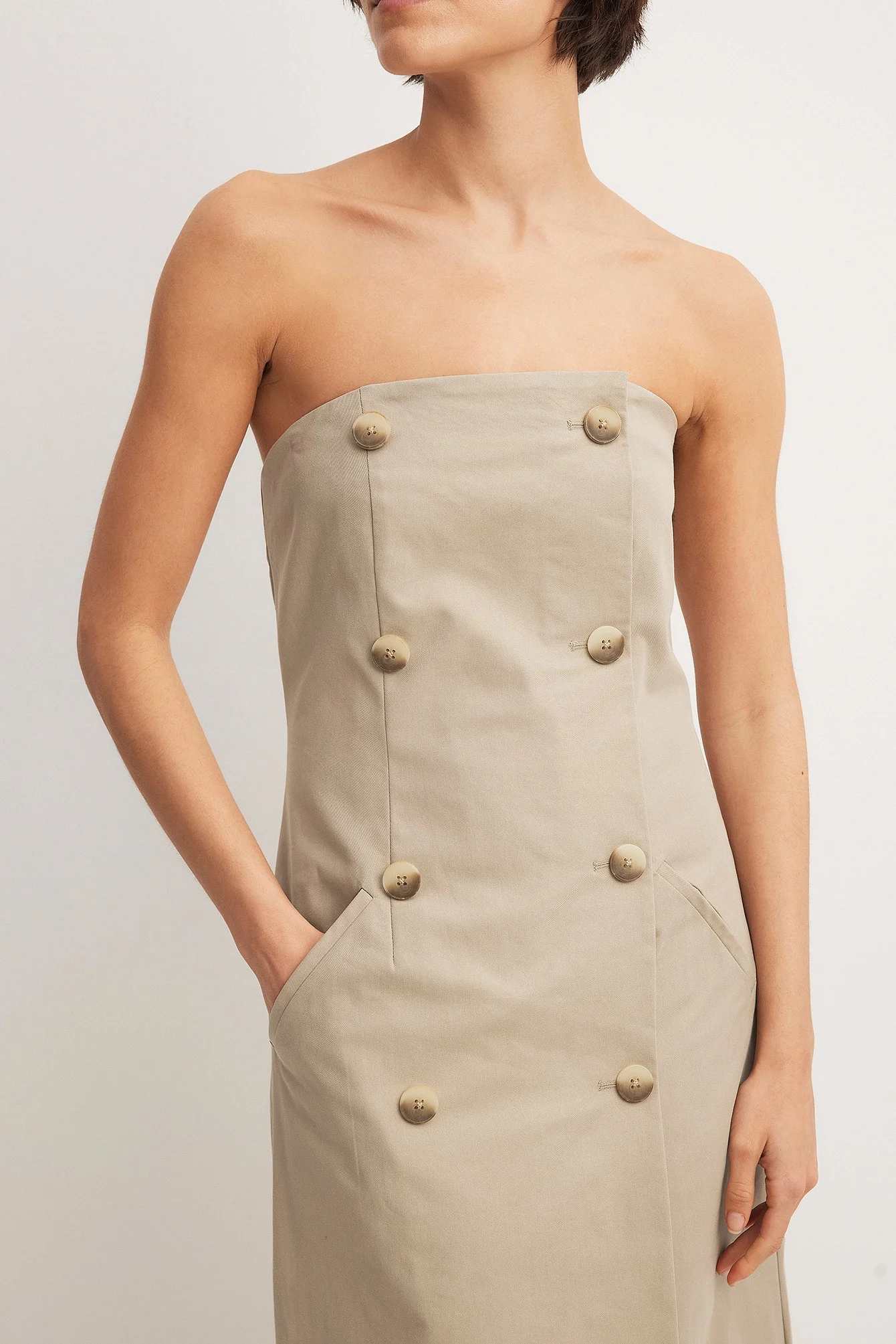 Trägerloses Maxikleid aus Gebardine mit Knöpfen