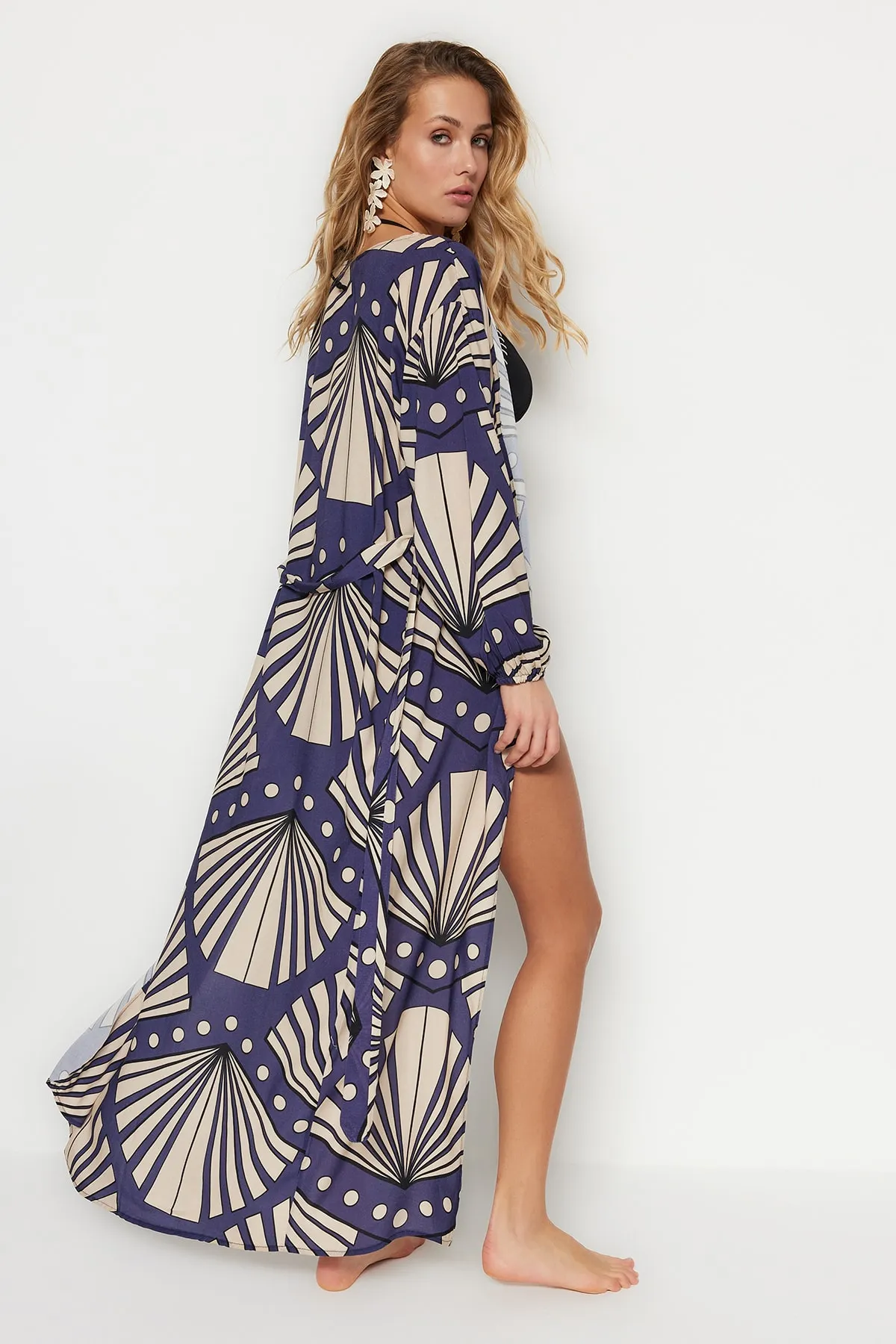 Trendyol Collection  Gewebter Maxi-Kimono und Kaftan mit geometrischem Muster und Gürtel TBESS23KM00027