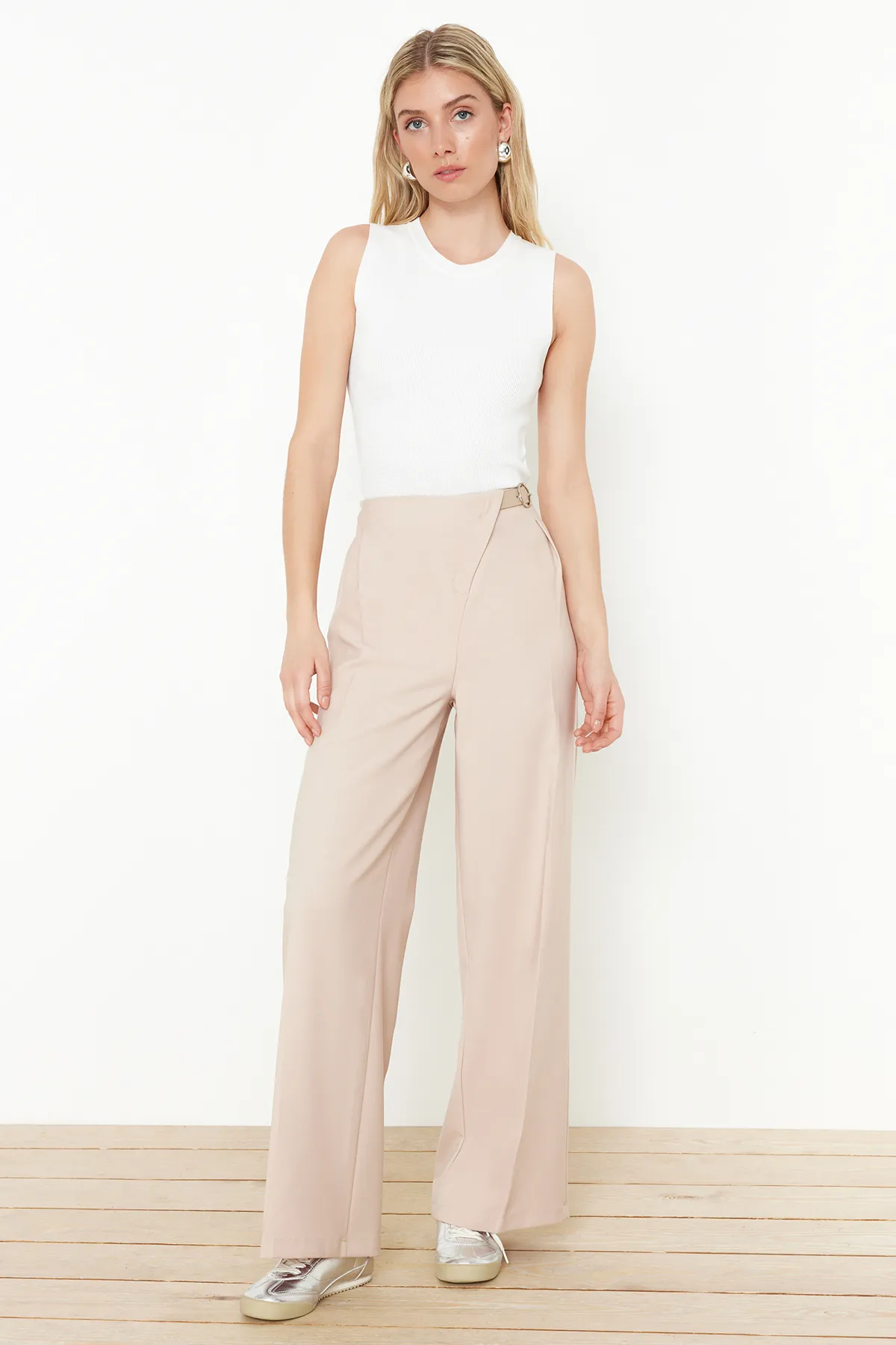 Trendyol Collection  Beige Hose mit weitem Bein und Gürtel aus Iron Trace-Gewebe TWOSS24PL00156
