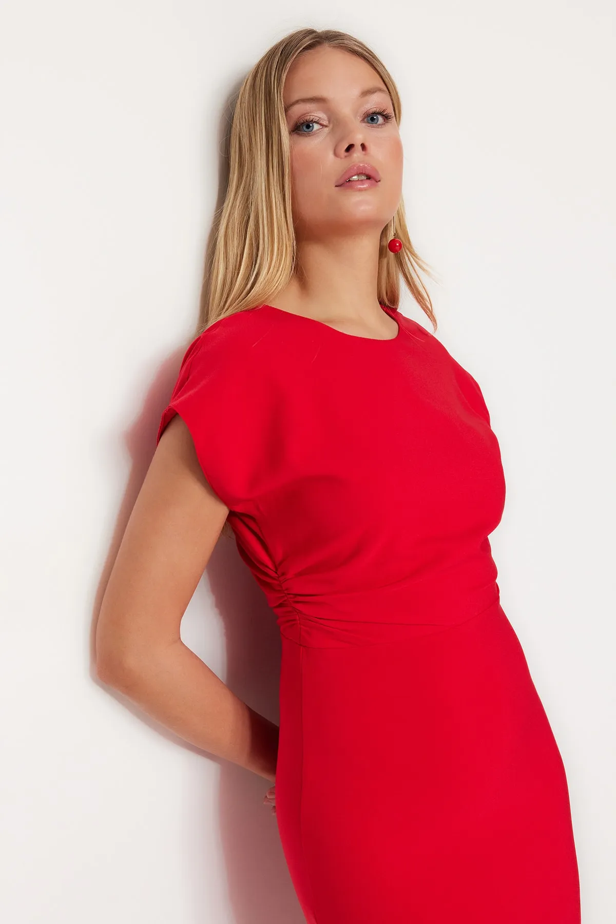 Trendyol Collection  Detailliert geschnittenes/tailliertes Mini-Webkleid mit rotem Rücken TWOSS23EL01672