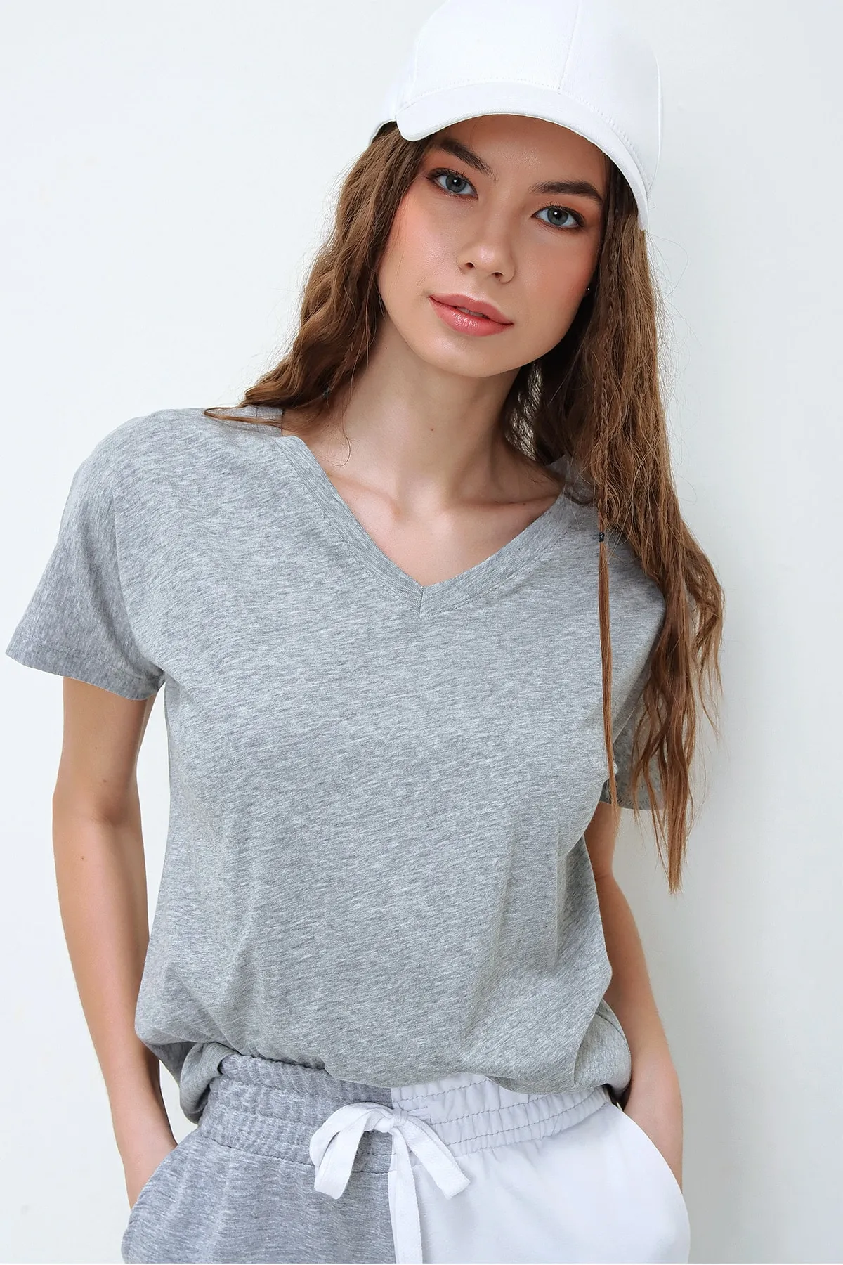 Trend Alaçatı Stili  Grimelange Basic-T-Shirt mit V-Ausschnitt für Damen ALC-1045-A