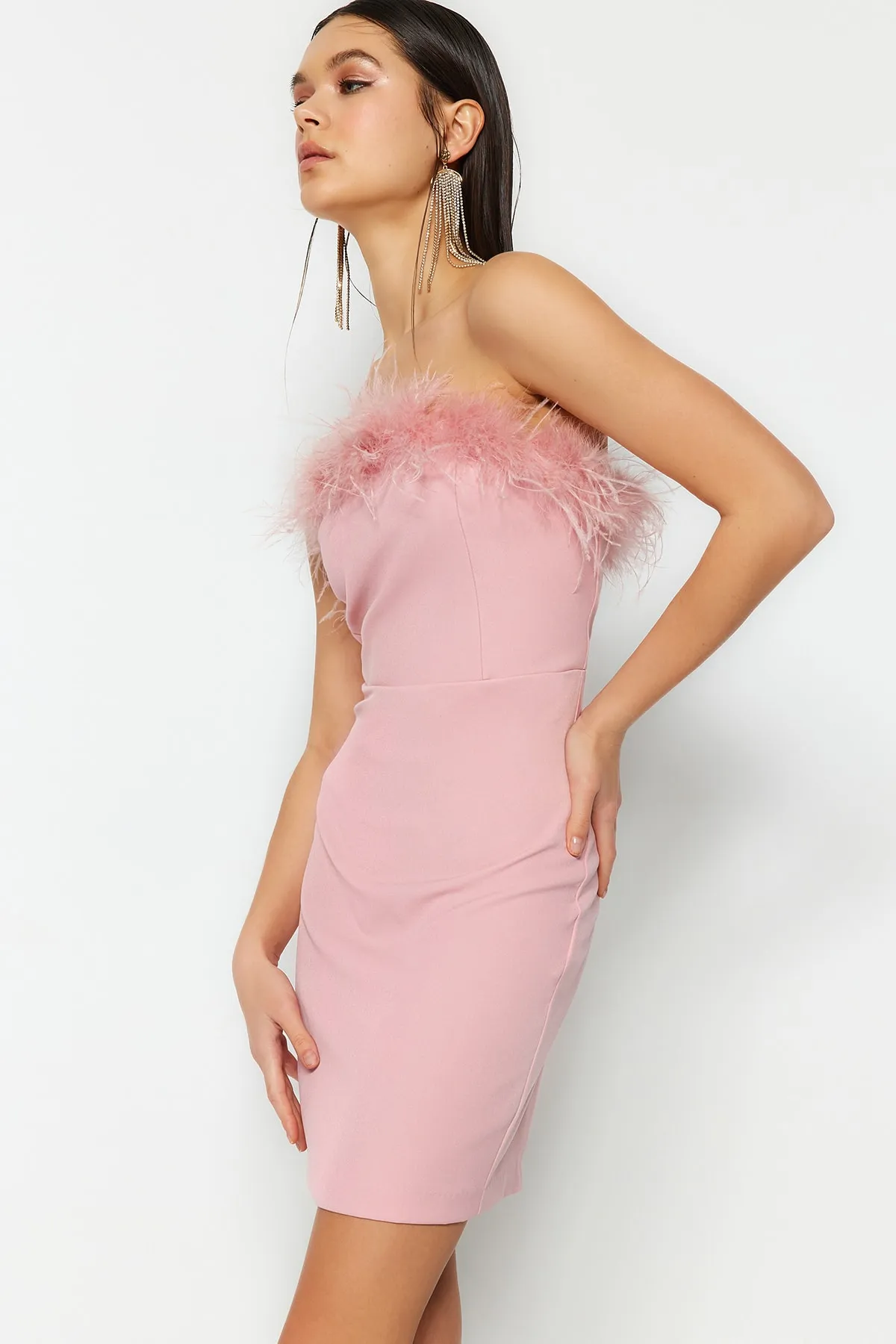 Trendyol Collection  Rosa, figurbetontes, gefüttertes, elegantes Abendkleid mit gewebten Otriches TPRSS23EL00547