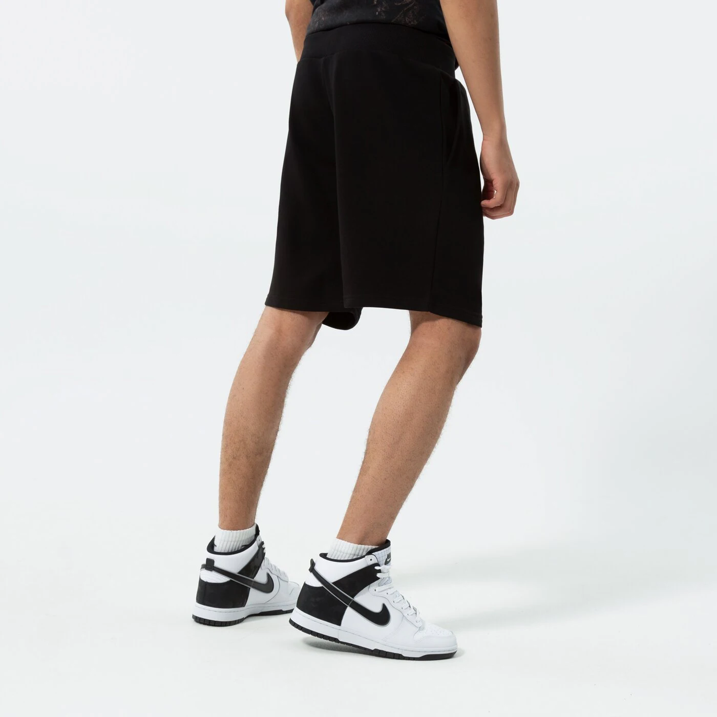 NEW ERA SHORTS ESSENTIAL SHORT Schwarz