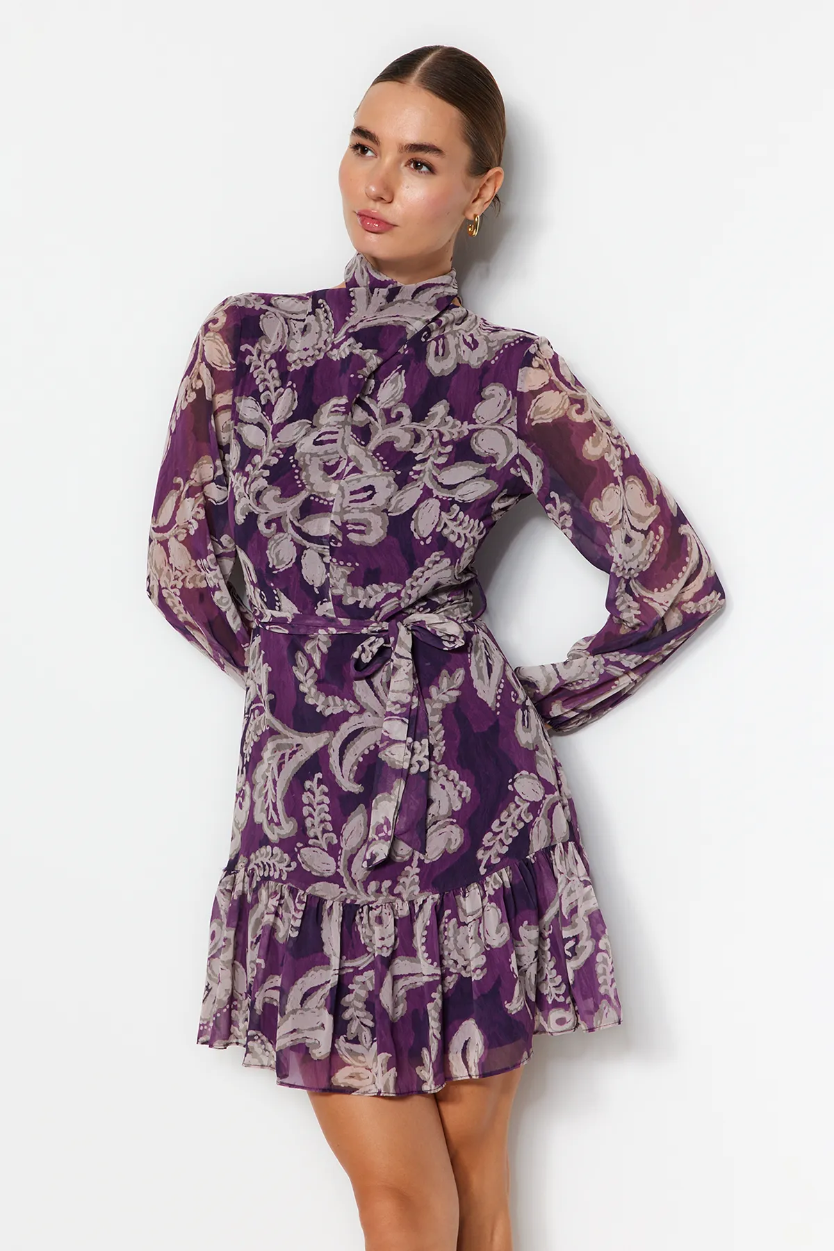 Trendyol Collection  Pflaumenfarbenes, gewebtes Kleid aus Chiffon mit Gürtel, Volants, Stehkragen und Futter TWOAW24EL00261