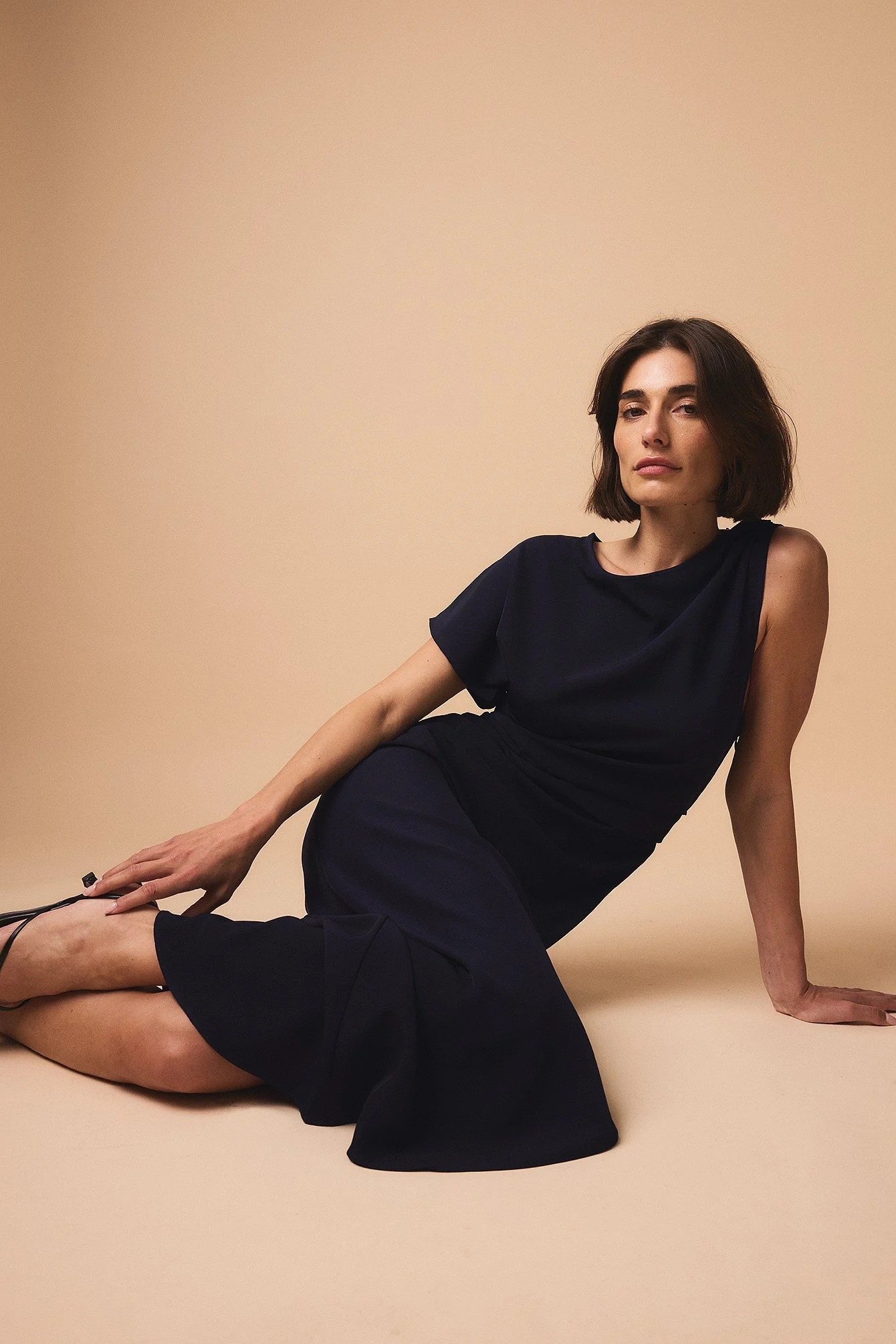 Gewebtes asymmetrisches, einseitig schulterfreies Kleid mit drapierten Details