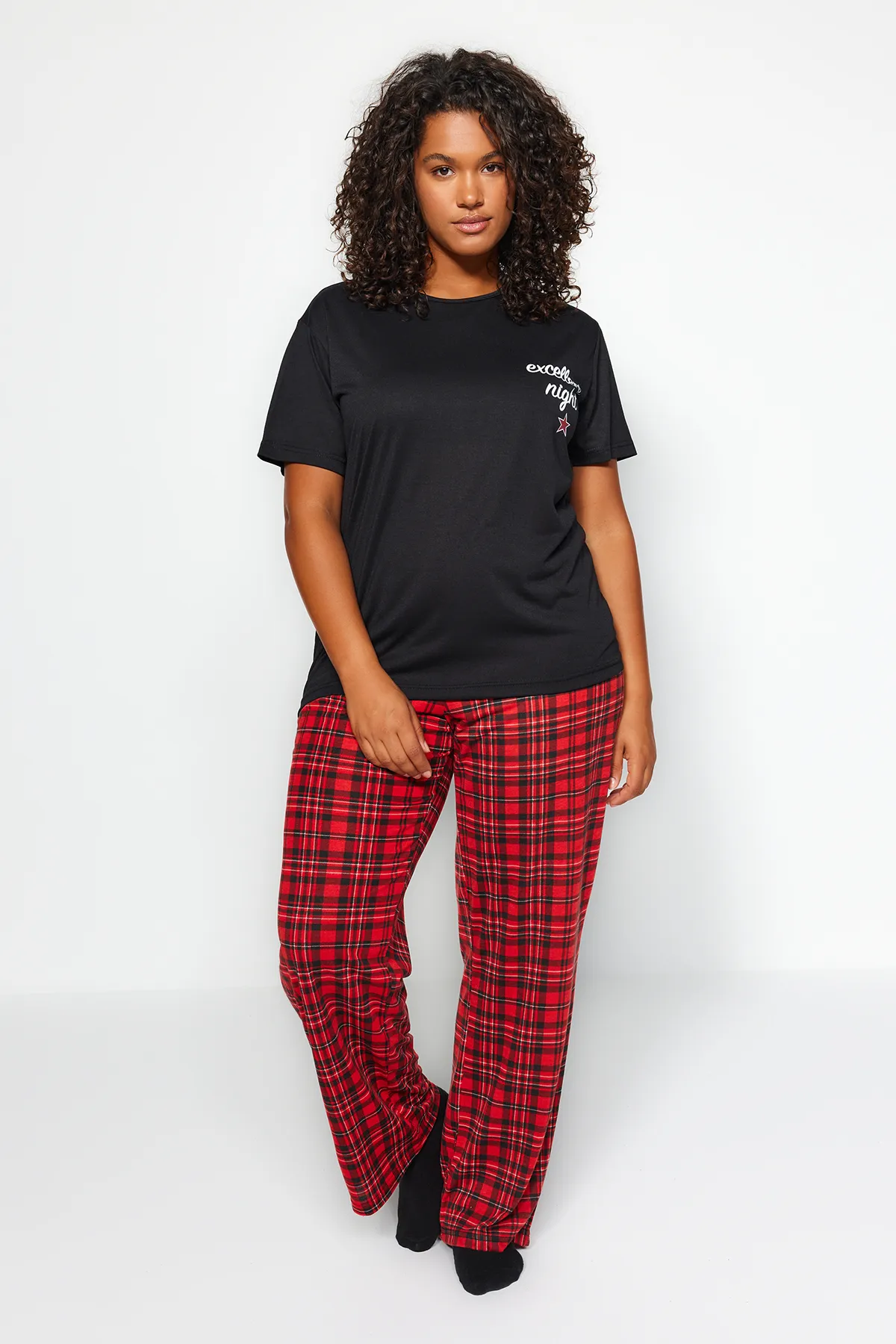 Trendyol Curve  Schwarzes bedrucktes, kariertes Pyjama-Set aus Flanellgewebe TBBAW24AI00016