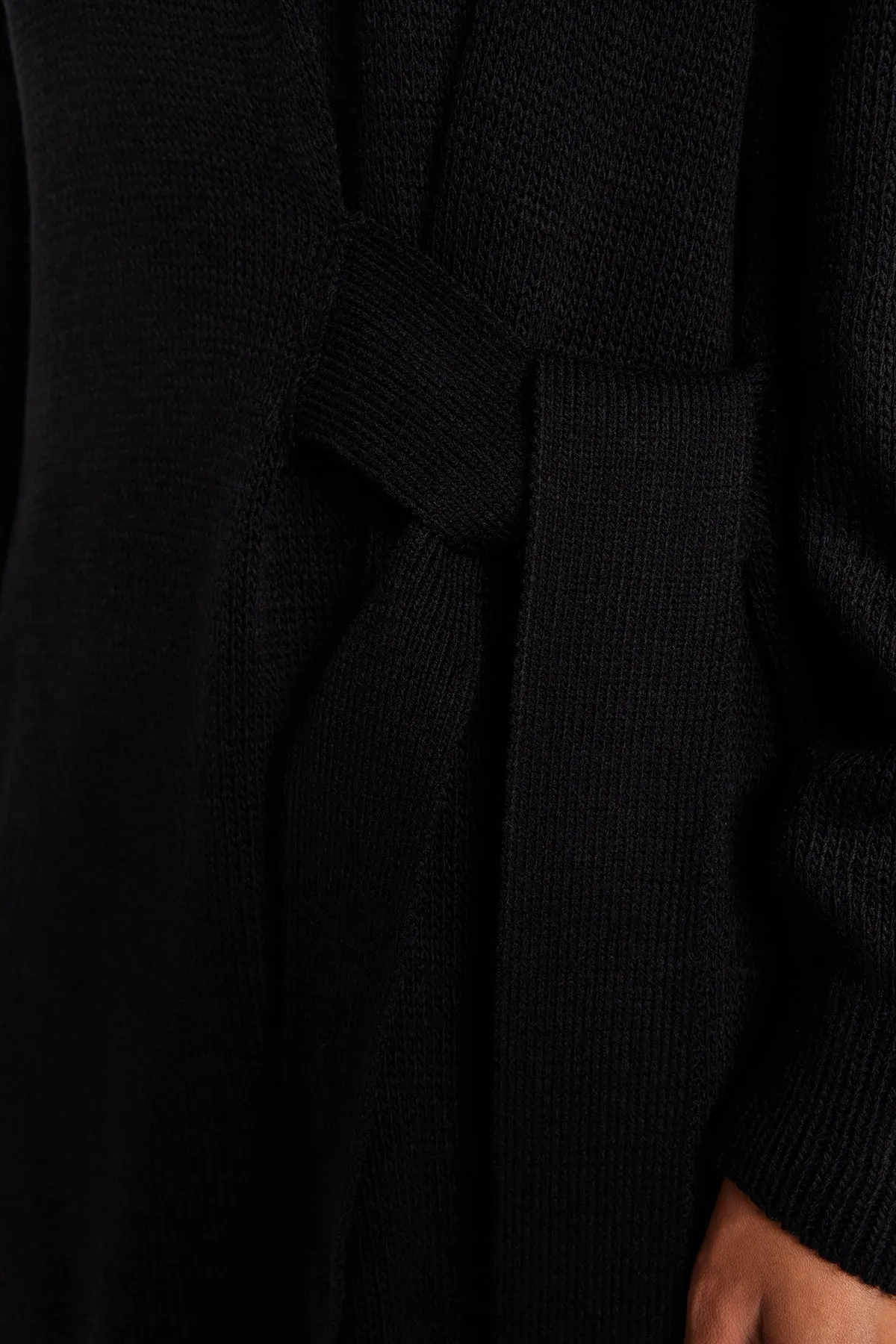 Trendyol Modest  Schwarzes Strickkleid mit Krawattendetails TCTAW24EB00027