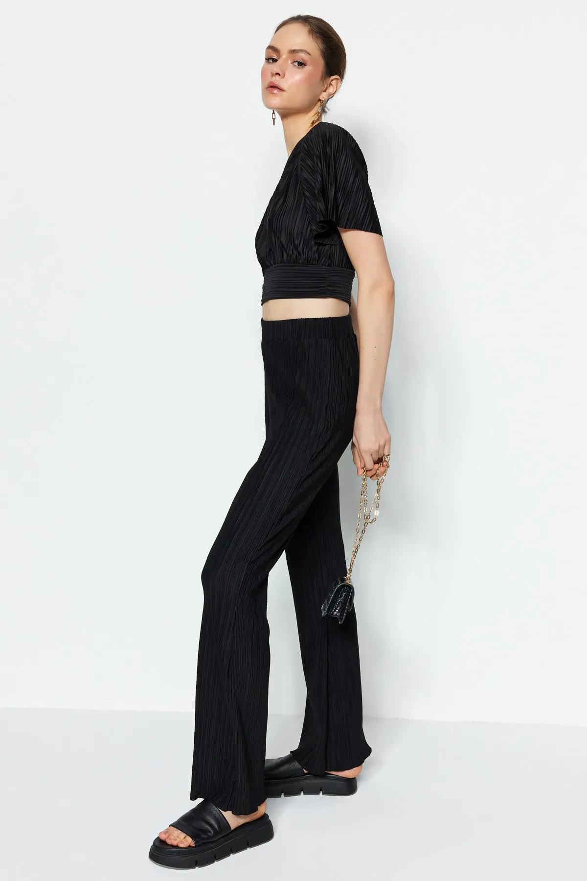 Trendyol Collection  Schwarze, plissierte Schlaghose/spanisches Bein, hohe elastische Taille, Strickhose TWOSS23PL00115