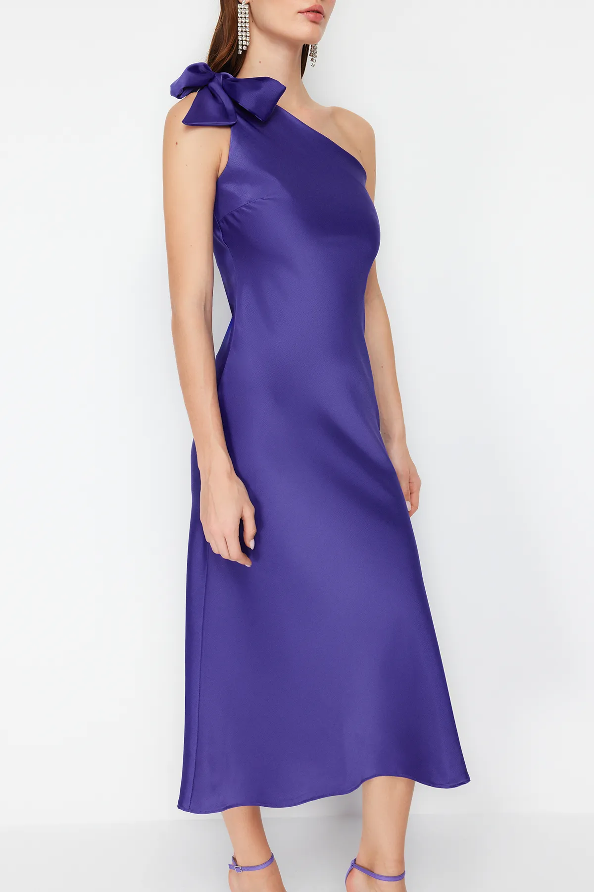 Trendyol Collection  Elegantes Abendkleid aus Satin mit violetten Ärmeln und detaillierten Details TPRSS24EL00092