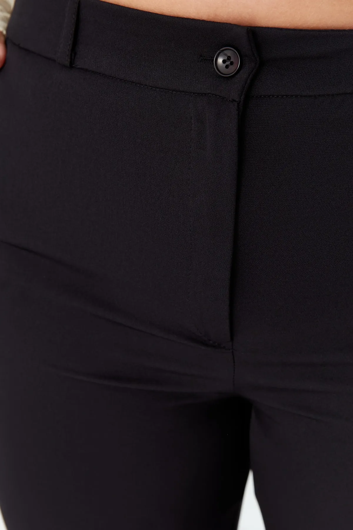 Trendyol Curve  Schwarze gewebte Hose TBBAW23AR00020