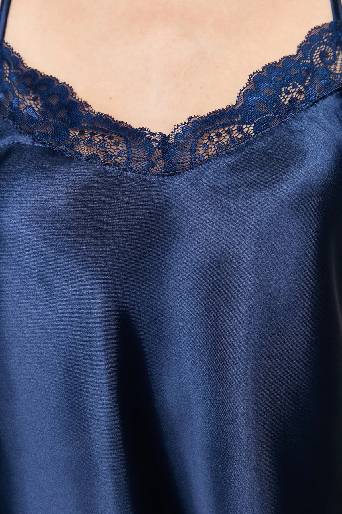Trendyol Collection  Marineblaues Pyjama-Set aus gewebtem Satin mit Spitzendetails und Seilträgern THMSS22PT0269