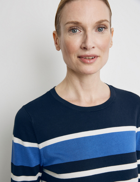 Softer Pullover mit modischen Streifen