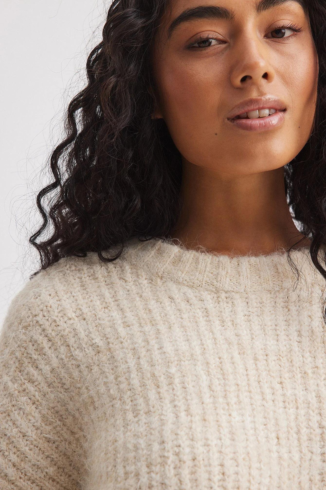 Melierter Strickpullover mit Rundhalsausschnitt