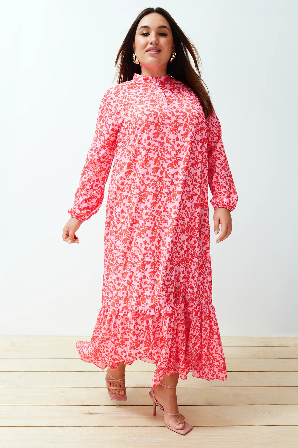 Trendyol Modest  Rotes, gewebtes Kleid mit Blumenmuster, halber Knopfleiste und Rüschenspitze, gefüttert TCTSS21EL3353
