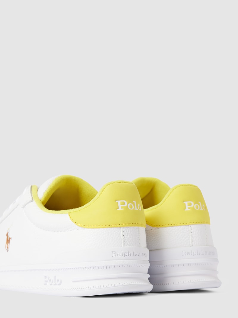 Sneaker mit Label-Details in weiß