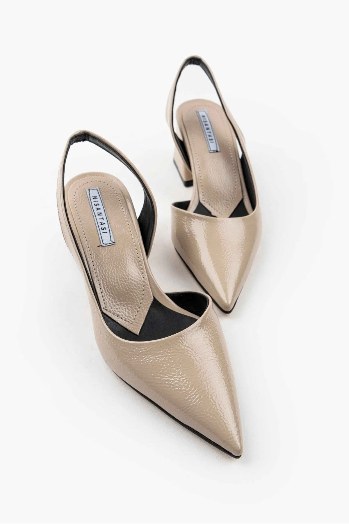 NİŞANTAŞI SHOES  Owen Ten Damen-Schuhe mit Absatz und spitzem Zehenbereich aus Lackleder auf der Rückseite