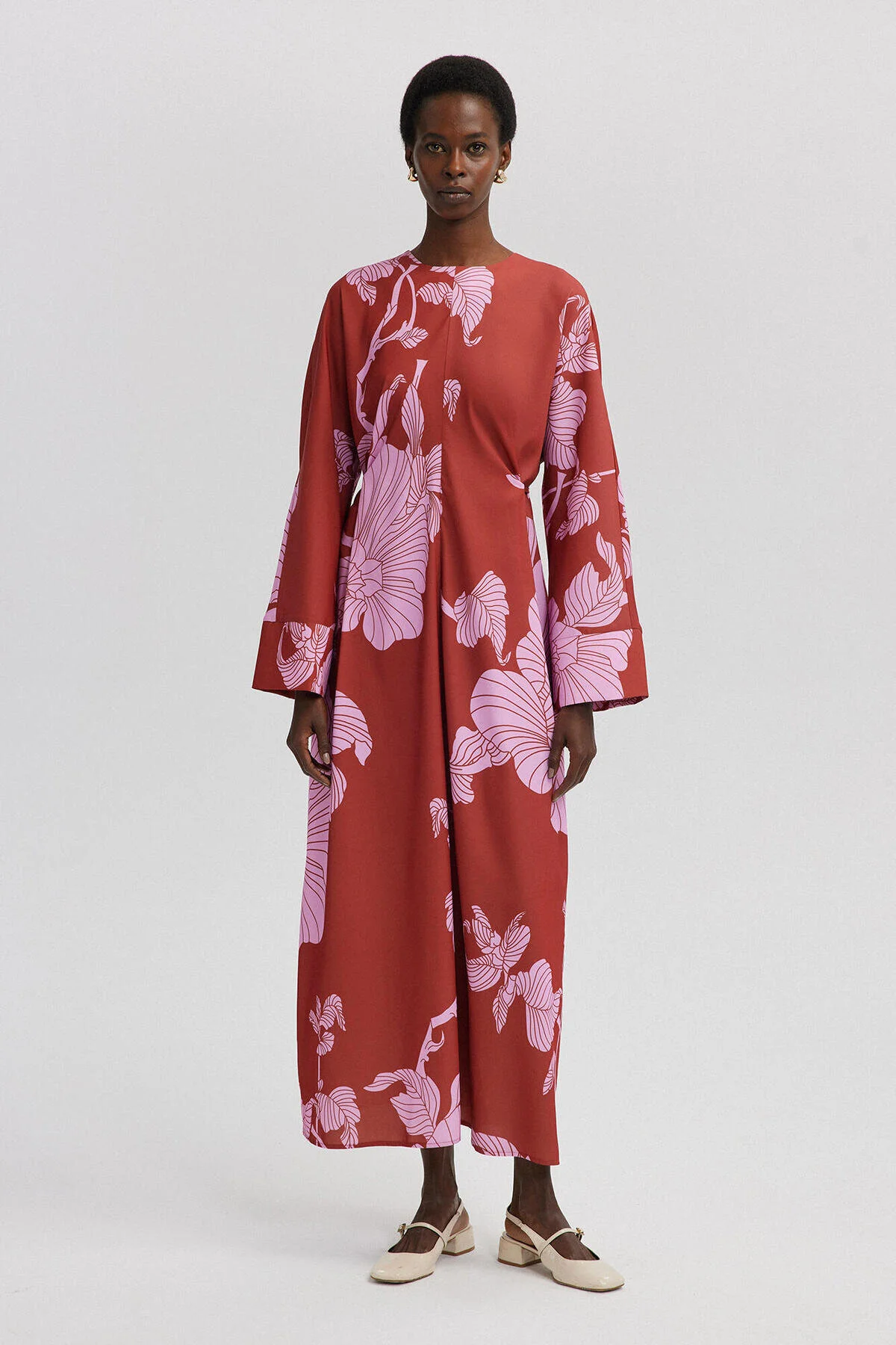 Touché Privé  KLEID AUS SATIN MIT GÜRTEL