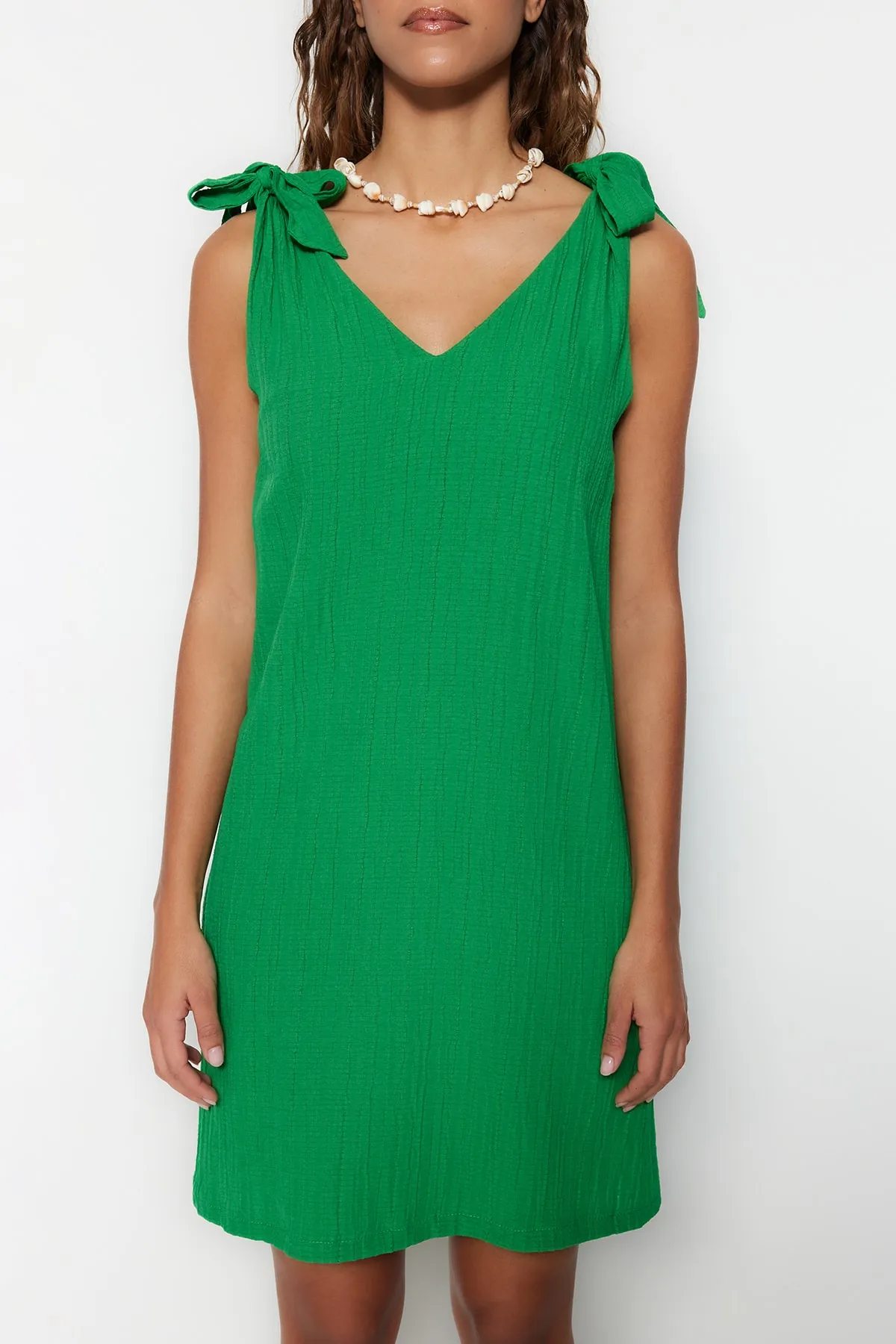 Trendyol Collection  Grünes, gewebtes Mini-Strandkleid zum Binden TBESS23EL00108