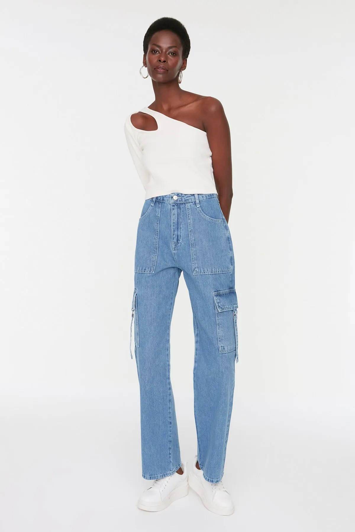Trendyol Collection  Blaue Jeans mit hoher Taille und weitem Bein und Cargo-Taschen TWOSS22JE0657