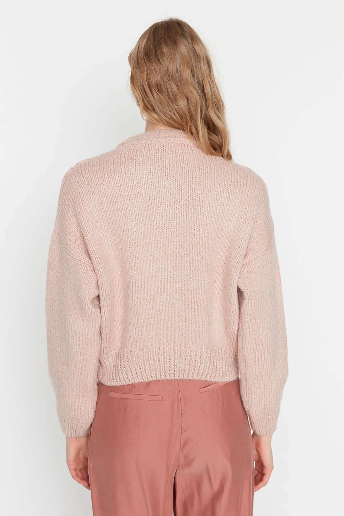 Trendyol Collection  Puderfarbener, weich strukturierter Basic-Strickpullover mit weiter Passform TWOAW23KZ00185