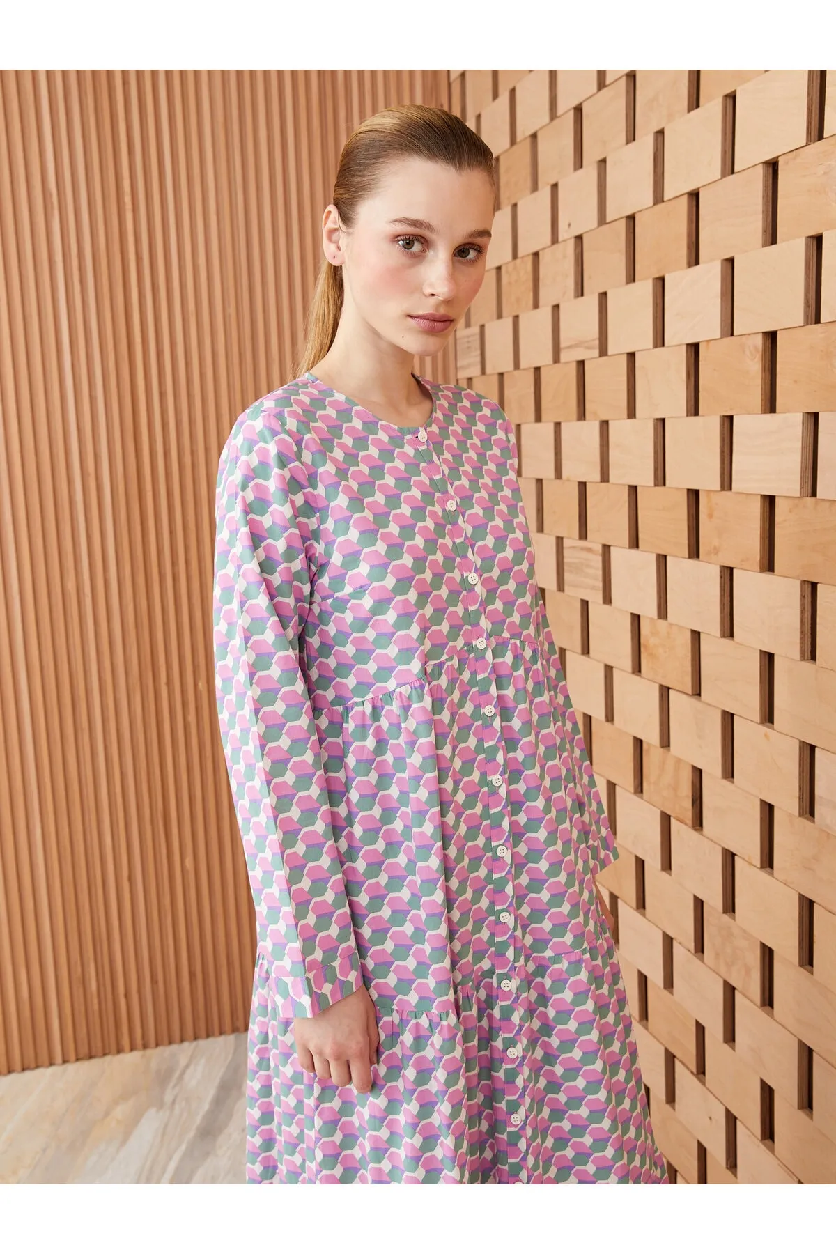 LC Waikiki  Gemustertes, langärmliges Damenkleid mit Rundhalsausschnitt