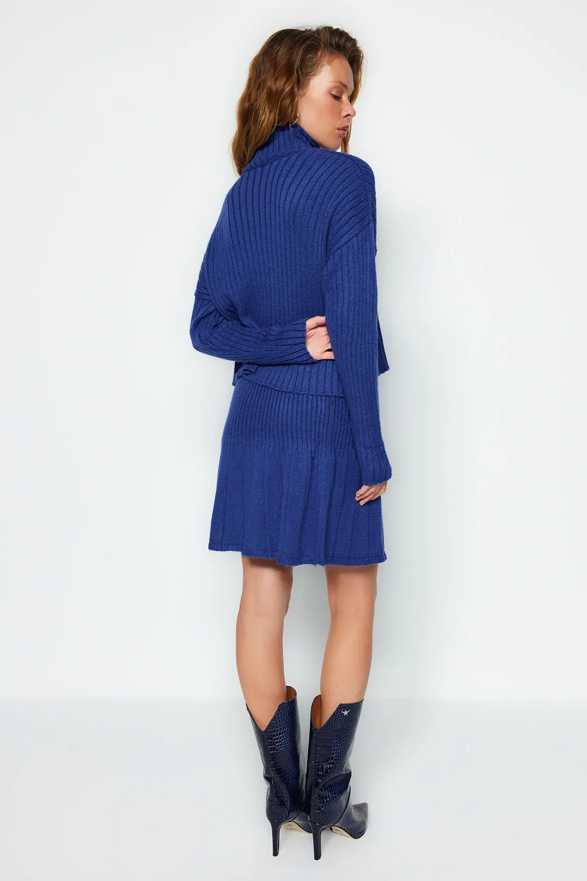 Trendyol Collection  Saks Crop Strickoberteil und Unterteil-Set TWOAW24AU00019