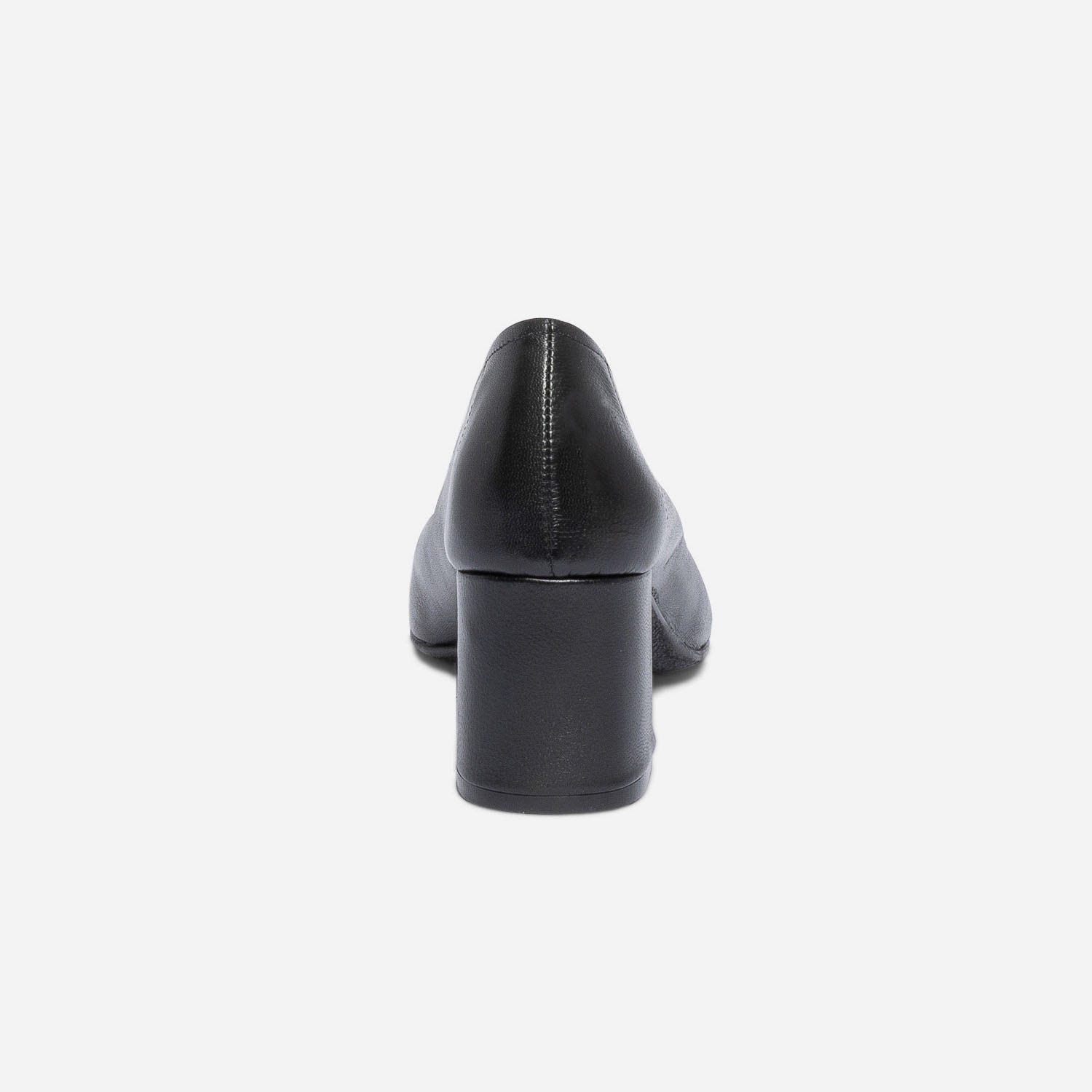 Escarpin noir en cuir à décolleté couvrant