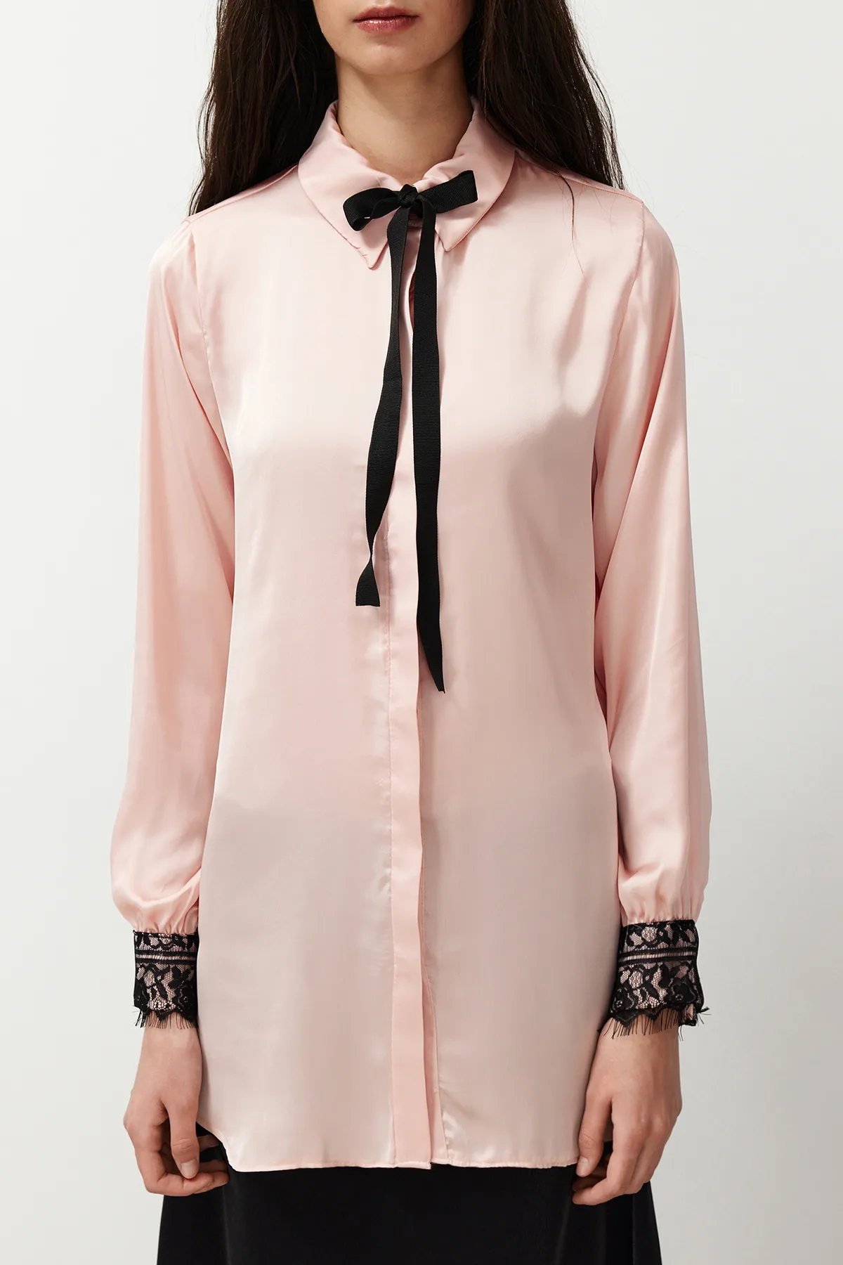 Trendyol Modest  Gewebtes Satinhemd mit Spitzendetails und getrockneten Rosen TCTSS24TG00024