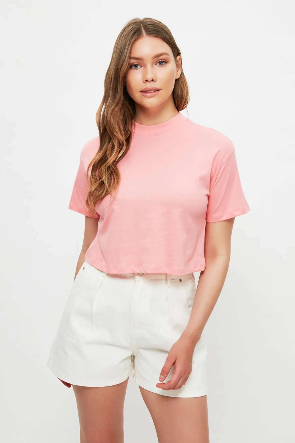 Trendyol Collection  Weiße, nachhaltigere Denim-Shorts mit Falten TWOSS20SR0129