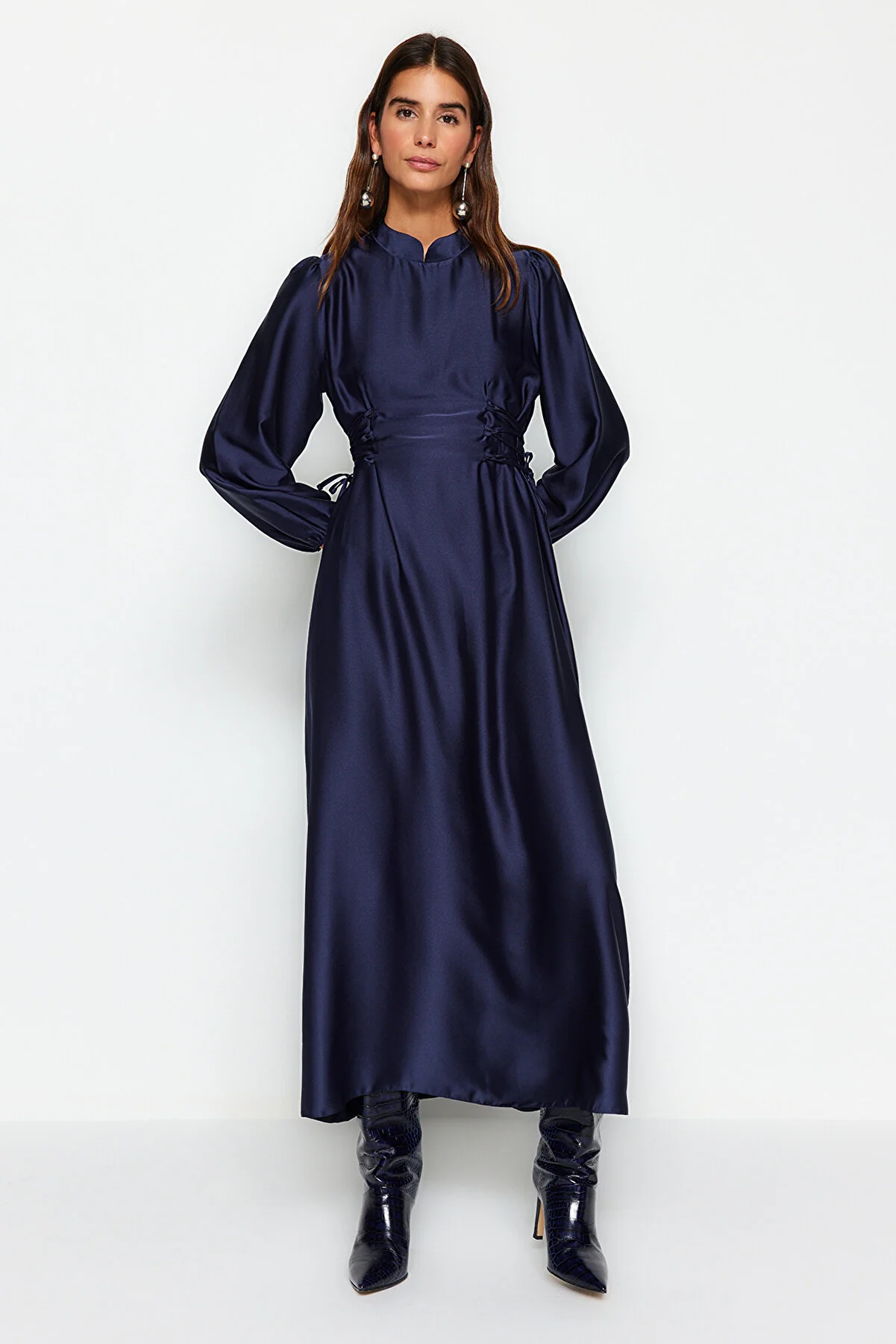 Trendyol Modest  Marineblaues Abendkleid aus Satin mit Taillengürtel TCTSS23DB00037