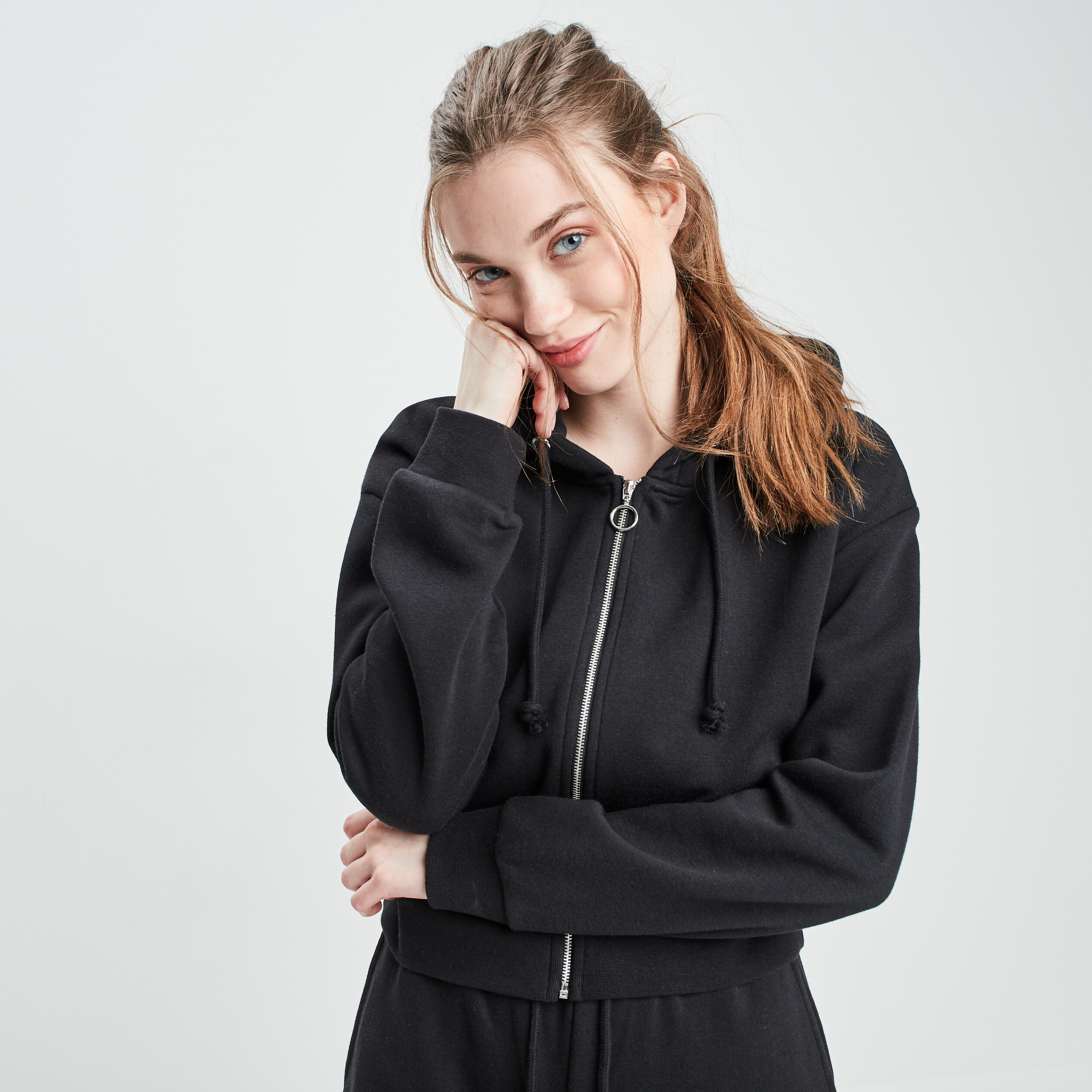 Sweat zippé à capuche court noir femme | La Halle