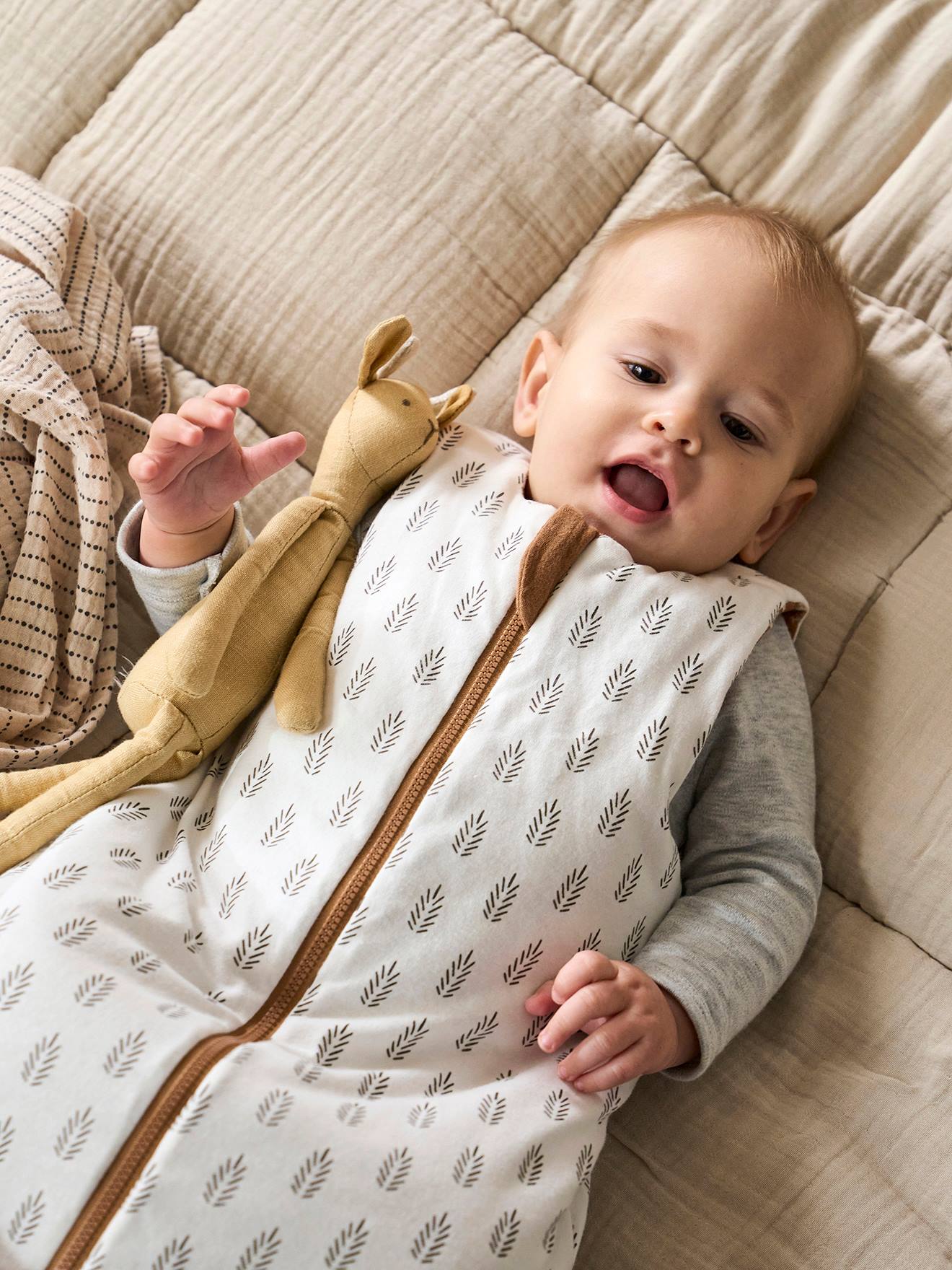 Vertbaudet Ärmelloser Baby Wende-Schlafsack ETHNIC mit Recycling-Polyester - beige bedruckt