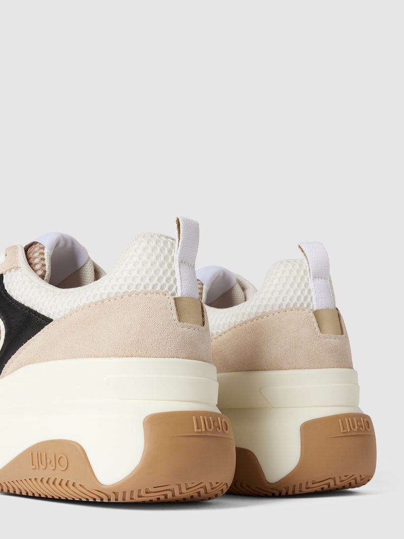 Sneaker mit tonalem Besatz in sand